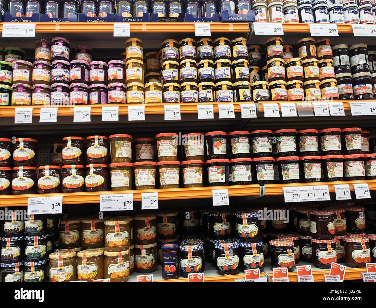 Questa foto raffigura il negozio Globus di Saarbrücken, in Germania, che mostra l'ambiente di vendita al dettaglio della città. Foto Stock