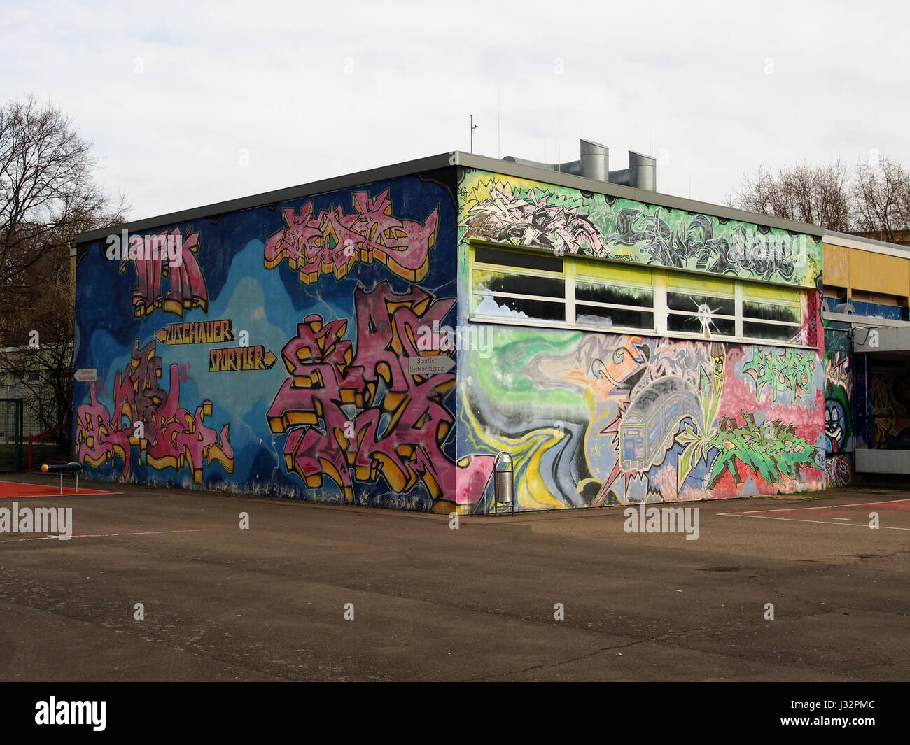 L'immagine mostra la erweiterte Realschule (Scuola secondaria estesa) a Saarbrücken, nella zona di Bruchwiese. La scuola fa parte dell'infrastruttura educativa di Saarbrücken e offre un ampio curriculum per l'istruzione secondaria. Foto Stock