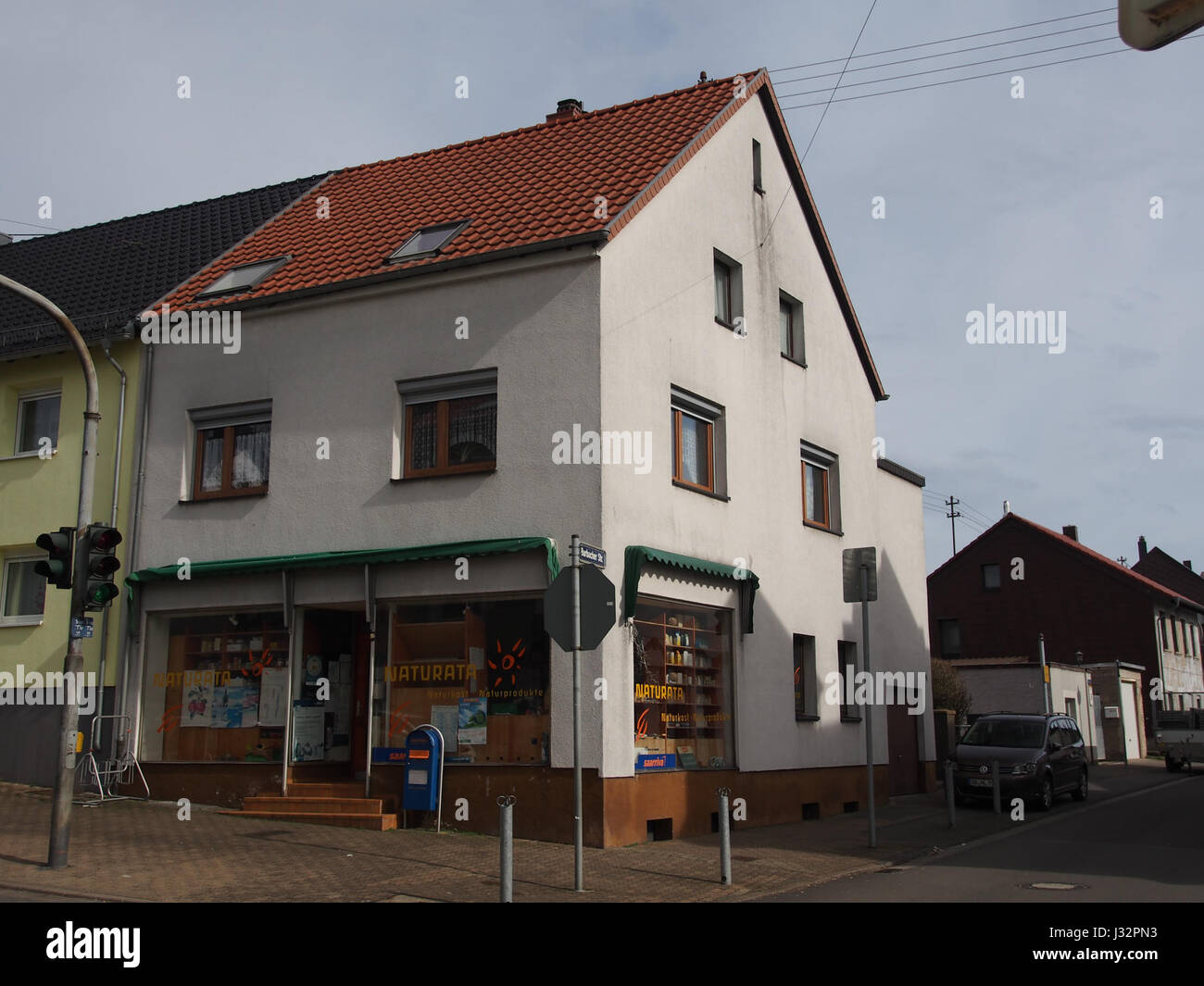 Questa immagine mostra un'opera d'arte intitolata "Naturata" di un'artista di nome Alleestra. Il pezzo esplora temi naturali e la rappresentazione di forme organiche in modo stilizzato, concentrandosi sull'armonia tra natura e arte. Foto Stock