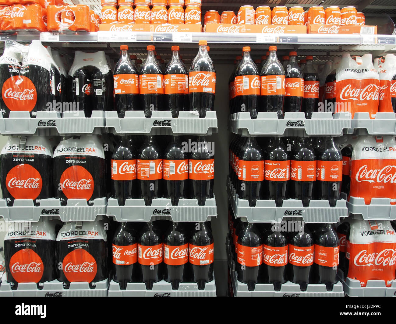 Questa immagine raffigura le bevande Coca-Cola in mostra presso un supermercato Albert Heijn nei Paesi Bassi. La popolare bevanda analcolica è ampiamente disponibile nei punti vendita al dettaglio in tutto il paese. Foto Stock