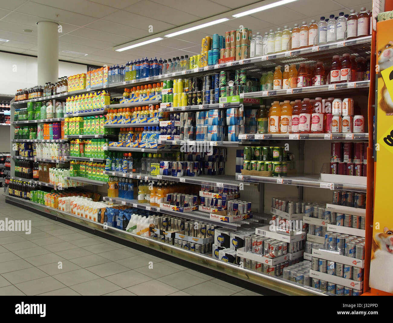 Questa immagine raffigura varie bevande energetiche esposte in un negozio Albert Heijn, una delle principali catene di supermercati olandesi. Le bevande sono commercializzate per fornire maggiore energia e attenzione. Foto Stock