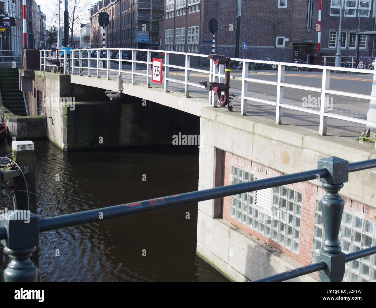 Questa foto mostra Zoutkeetsbrug, un ponte situato ad Amsterdam, catturato nell'immagine 3, che mostra il suo design strutturale e l'ambiente urbano circostante. Foto Stock