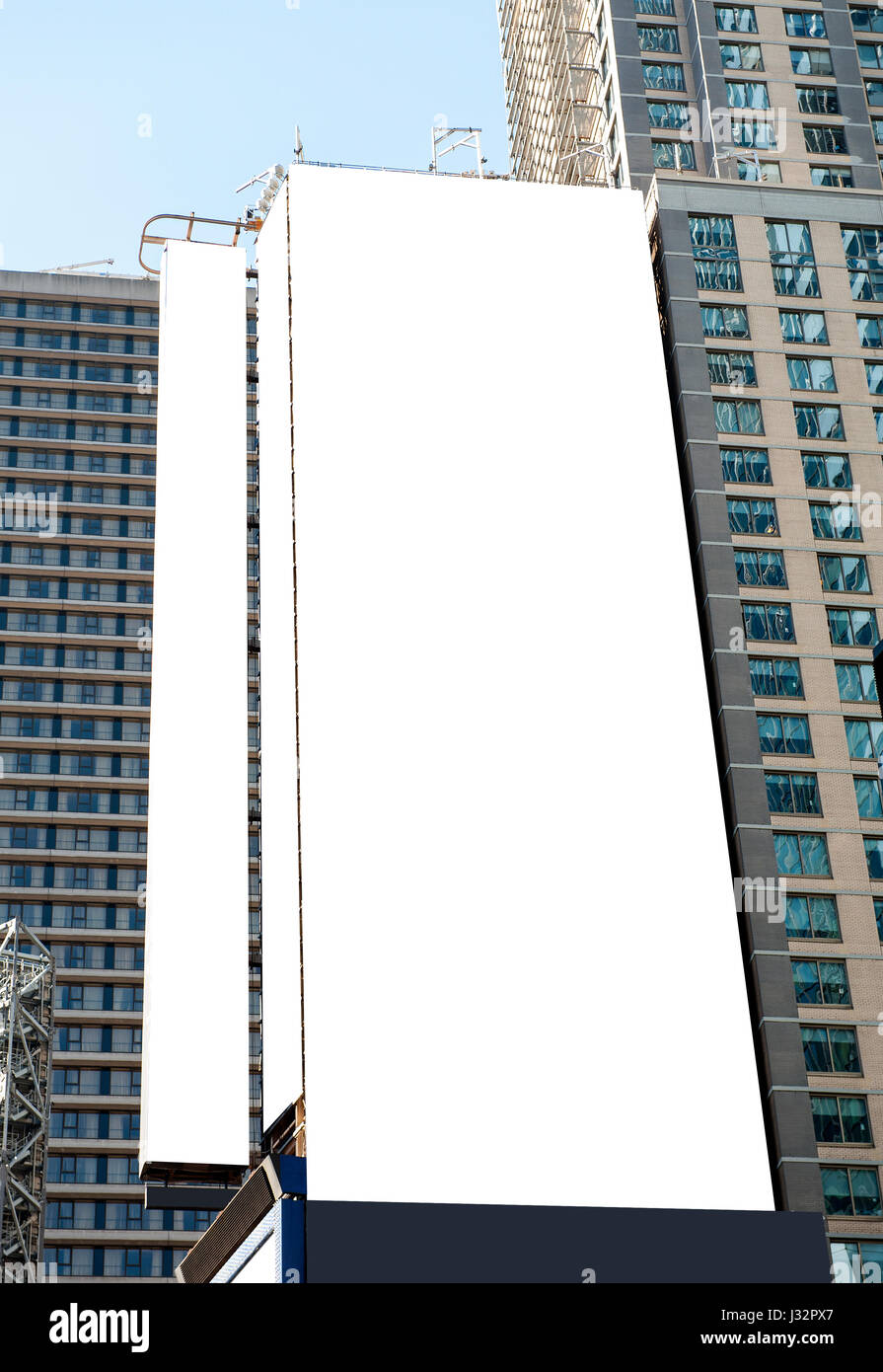 Un vuoto verticale billboard urbano con spazio di copia Foto Stock