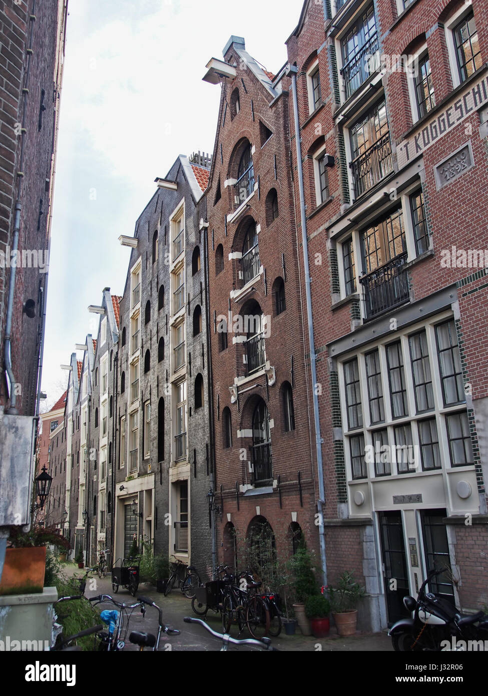 Koggestraat 7 è un indirizzo notevole situato in un'area storica. La strada è conosciuta per i suoi edifici storici e il suo significato culturale, contribuendo al patrimonio locale e all'identità della regione. Foto Stock