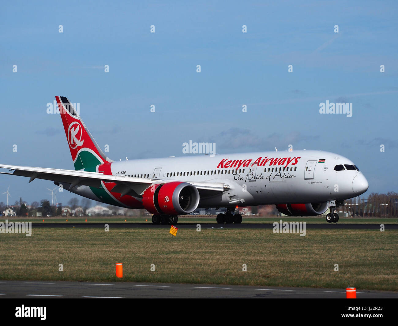 Il Boeing 787-8 Dreamliner della Kenya Airways (5Y-KZB) è mostrato all'aeroporto di Schiphol nei Paesi Bassi. Questo aereo è noto per il suo design moderno, l'efficienza del carburante e il comfort, che serve voli internazionali a lungo raggio. Foto Stock