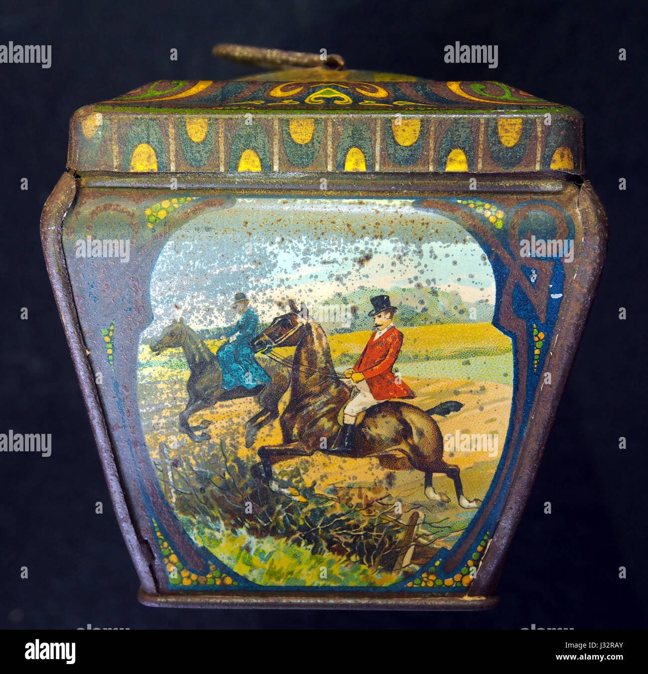 La fotografia cattura immagini di sport equestri, fornendo uno sguardo a questa attività tradizionale. L'immagine mostra i piloti in azione, evidenziando l'abilità e la precisione necessarie per l'equitazione. Foto Stock