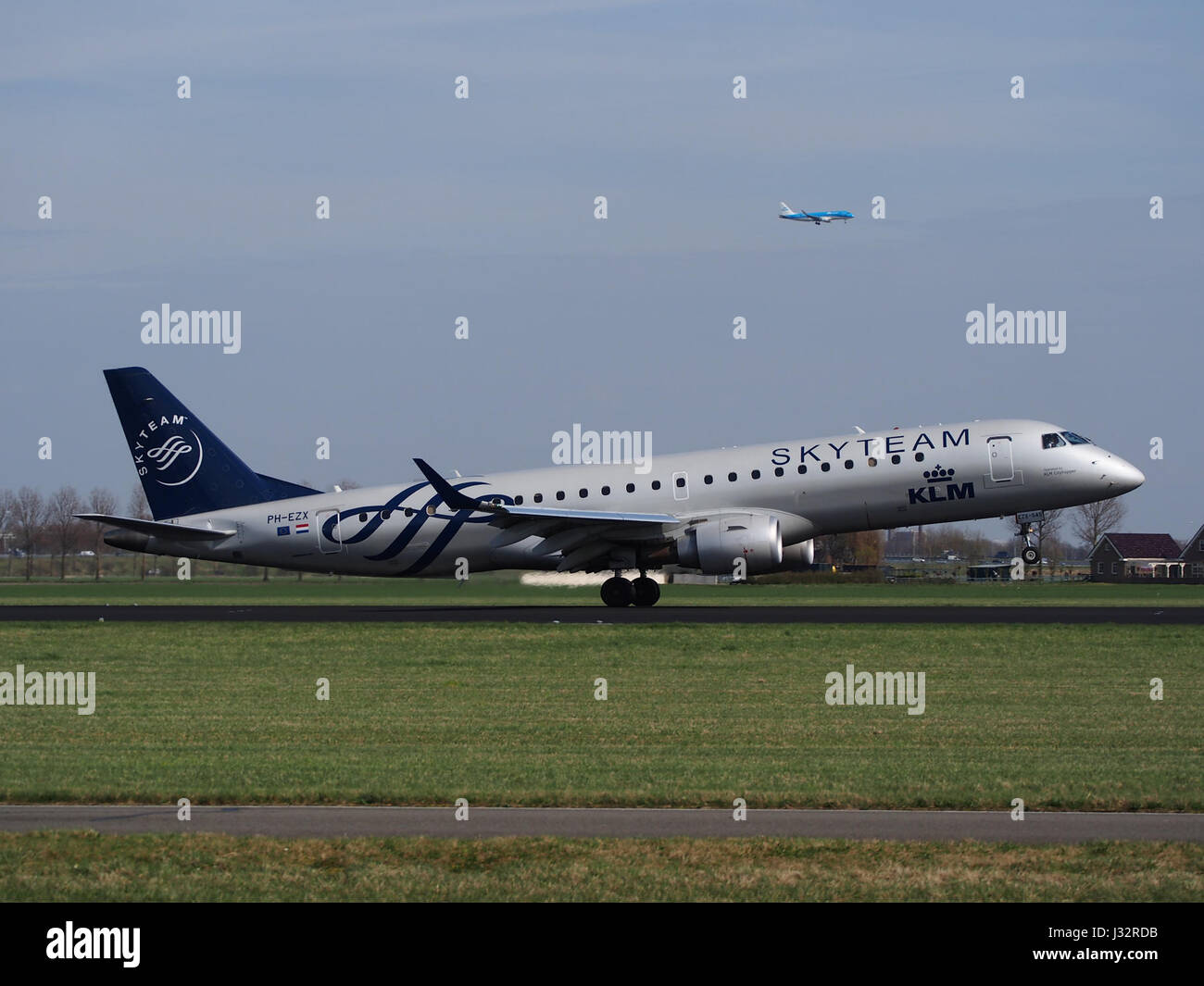 L'immagine mostra l'aeromobile KLM Cityhopper Embraer ERJ-190STD (ERJ-190-100) che atterra all'aeroporto di Schiphol (AMS - EHAM) nei Paesi Bassi, catturando il momento mentre scende sulla pista. Foto Stock