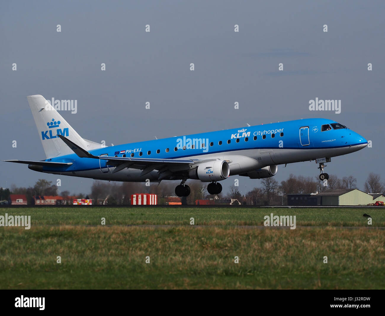 Il KLM Cityhopper Embraer ERJ-175, registrazione PH-EXJ, con numero di costruzione 17000597, viene catturato durante il suo atterraggio all'aeroporto di Schiphol (AMS - EHAM) nei Paesi Bassi. Foto Stock