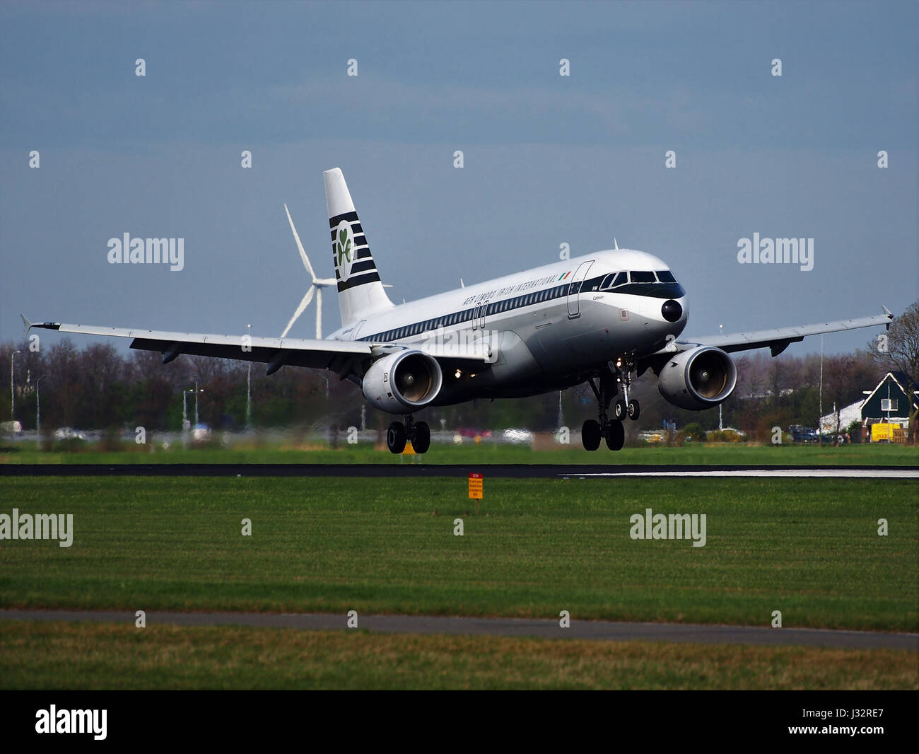 L'Airbus A320-214, registrato EI-DVM, atterra all'aeroporto di Schiphol nei Paesi Bassi. Questo velivolo, operato da Aer Lingus, fa parte della moderna flotta utilizzata per voli a corto e medio raggio, sottolineando il continuo funzionamento della compagnia aerea e le infrastrutture di trasporto aereo. Foto Stock