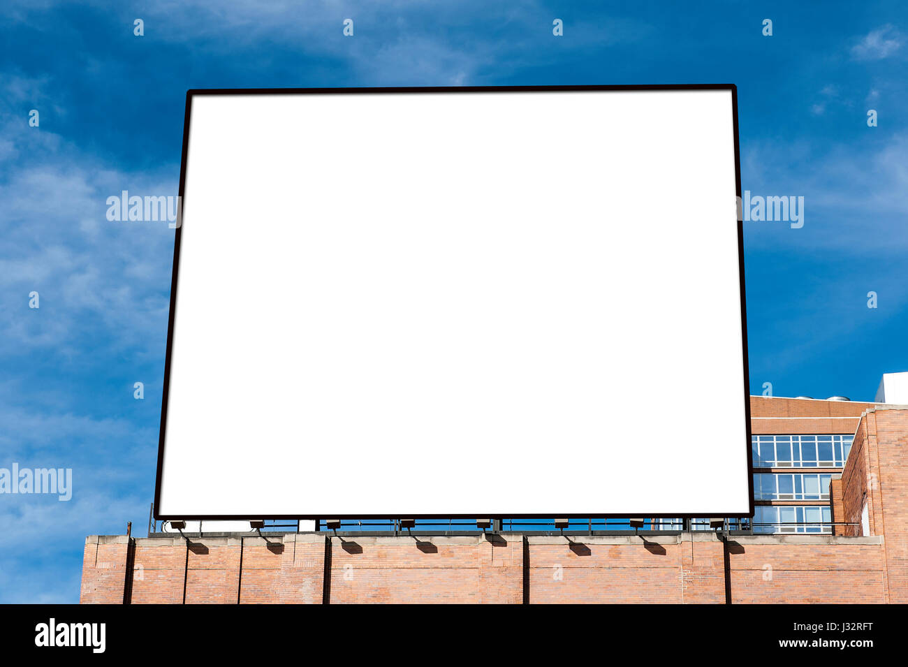 Un grande vuoto billboard urbano con spazio di copia Foto Stock