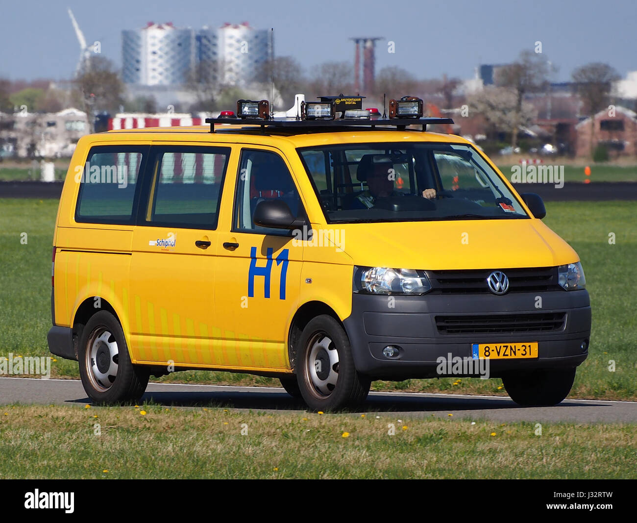 Si riferisce al terminal H1 dell'aeroporto di Schiphol (AMS) nei Paesi Bassi. Il terminal H1 funge da parte fondamentale delle operazioni dell'aeroporto, fornendo servizi essenziali per i passeggeri e facilitando i viaggi aerei da e per i Paesi Bassi. Foto Stock