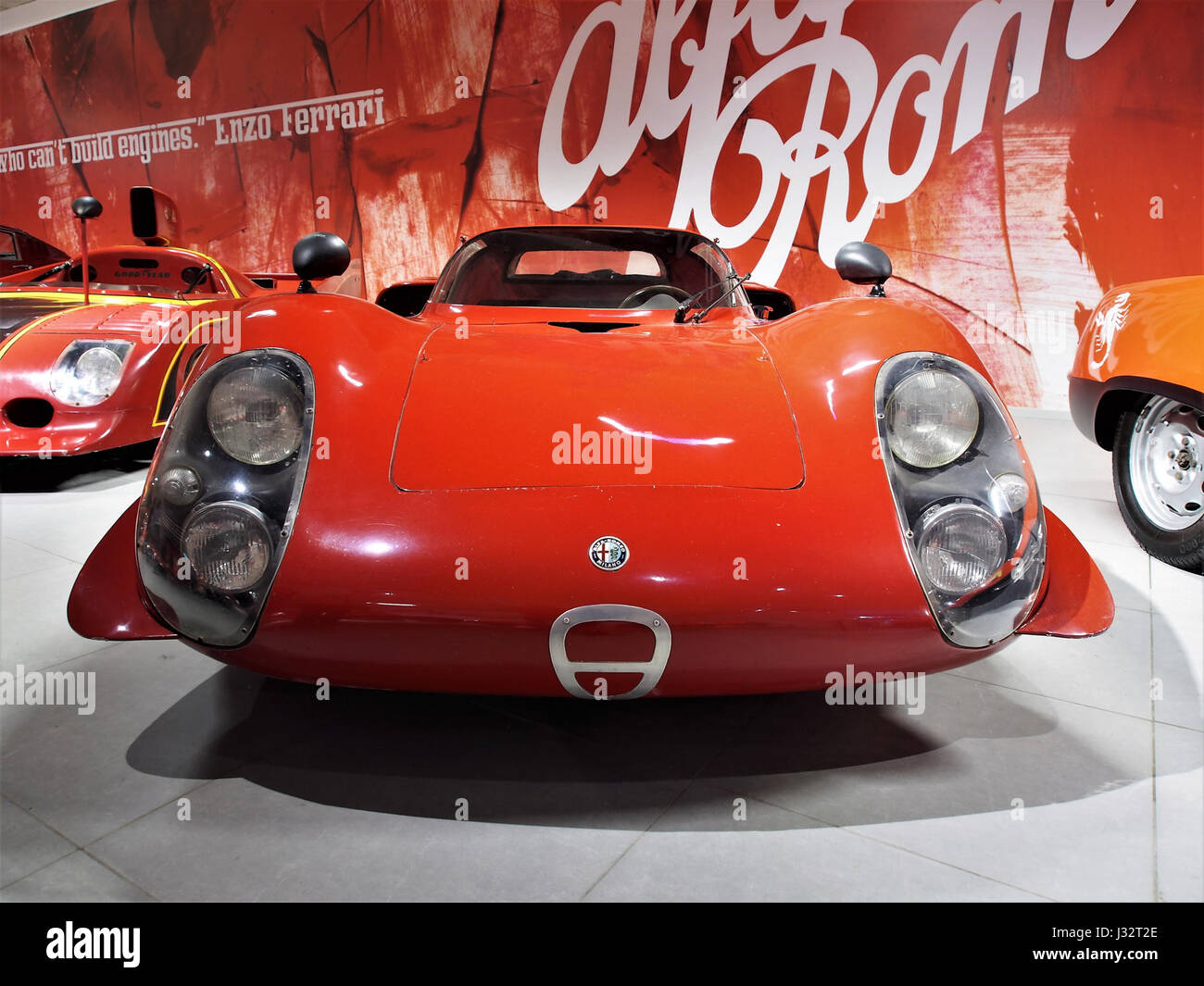 Un'Alfa Romeo tipo 33/2 Daytona Coupé del 1968, con un motore a 8 cilindri da 250 CV e una cilindrata di 2 litri. Questa auto sportiva classica fa parte dell'eredità di Alfa Romeo nel design e nelle prestazioni automobilistiche. Foto Stock