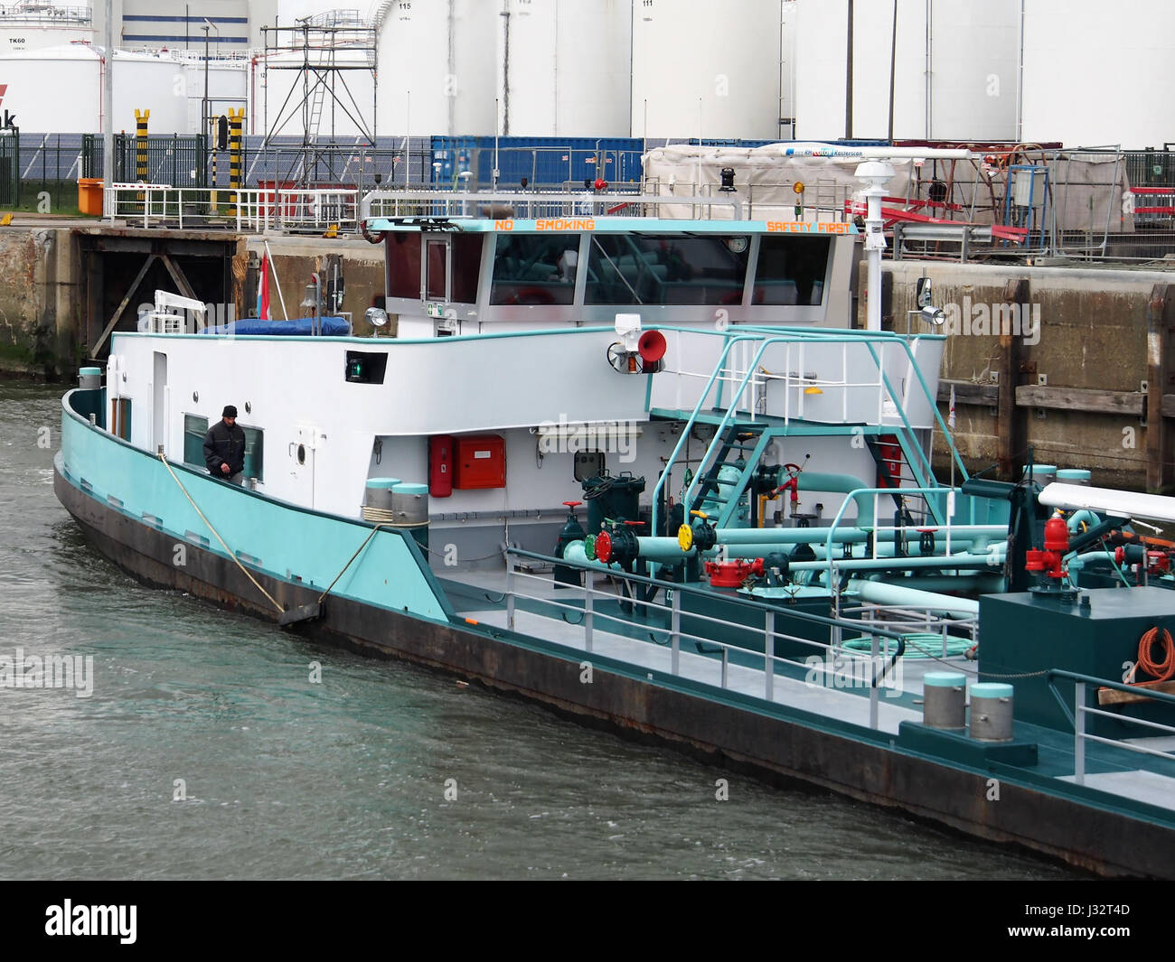 Feronia è una nave costruita nel 1972, registrata con il numero ENI 06003068. L’immagine raffigura la nave a Boudewijnsluis, una chiusa nei pressi del porto di Anversa, Belgio, evidenziando il ruolo della nave nella navigazione internazionale e la sua interazione con le infrastrutture portuali. Foto Stock