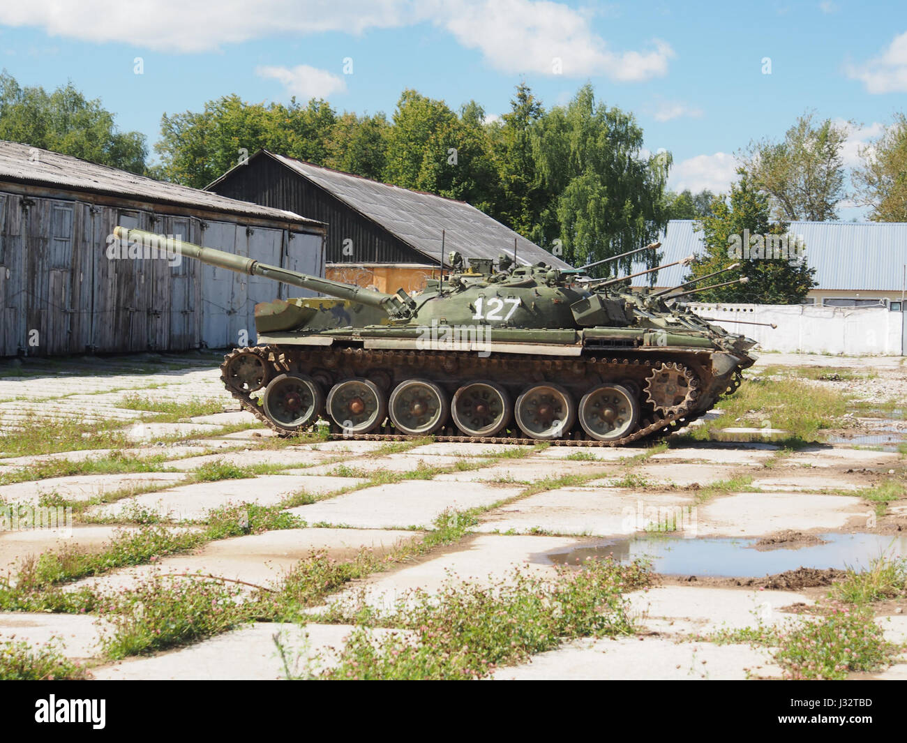 L'immagine raffigura carri armati stazionati presso la base militare di Kubinka in Russia. Kubinka è un'importante base militare russa e museo, che ospita una vasta collezione di veicoli corazzati e carri armati. La base è notevole per il suo ruolo nella storia militare russa e per il suo museo all'aperto che mostra vari materiali militari. Foto Stock