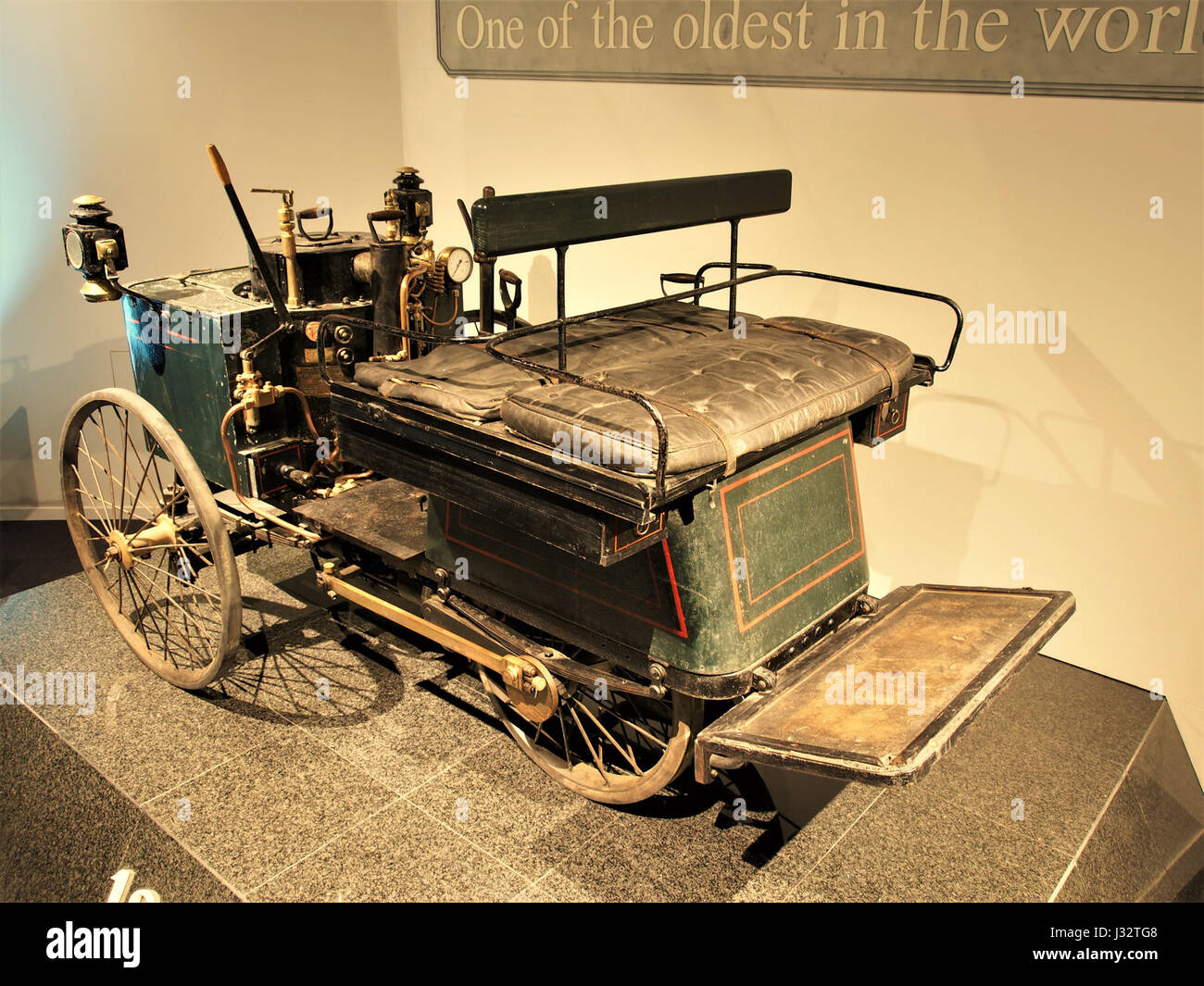 Questa fotografia del 1887 mostra il quadriciclo a vapore De Dion-Bouton et Trépardoux, una prima forma di veicolo motorizzato, riconosciuto come una delle prime auto a vapore. Foto Stock