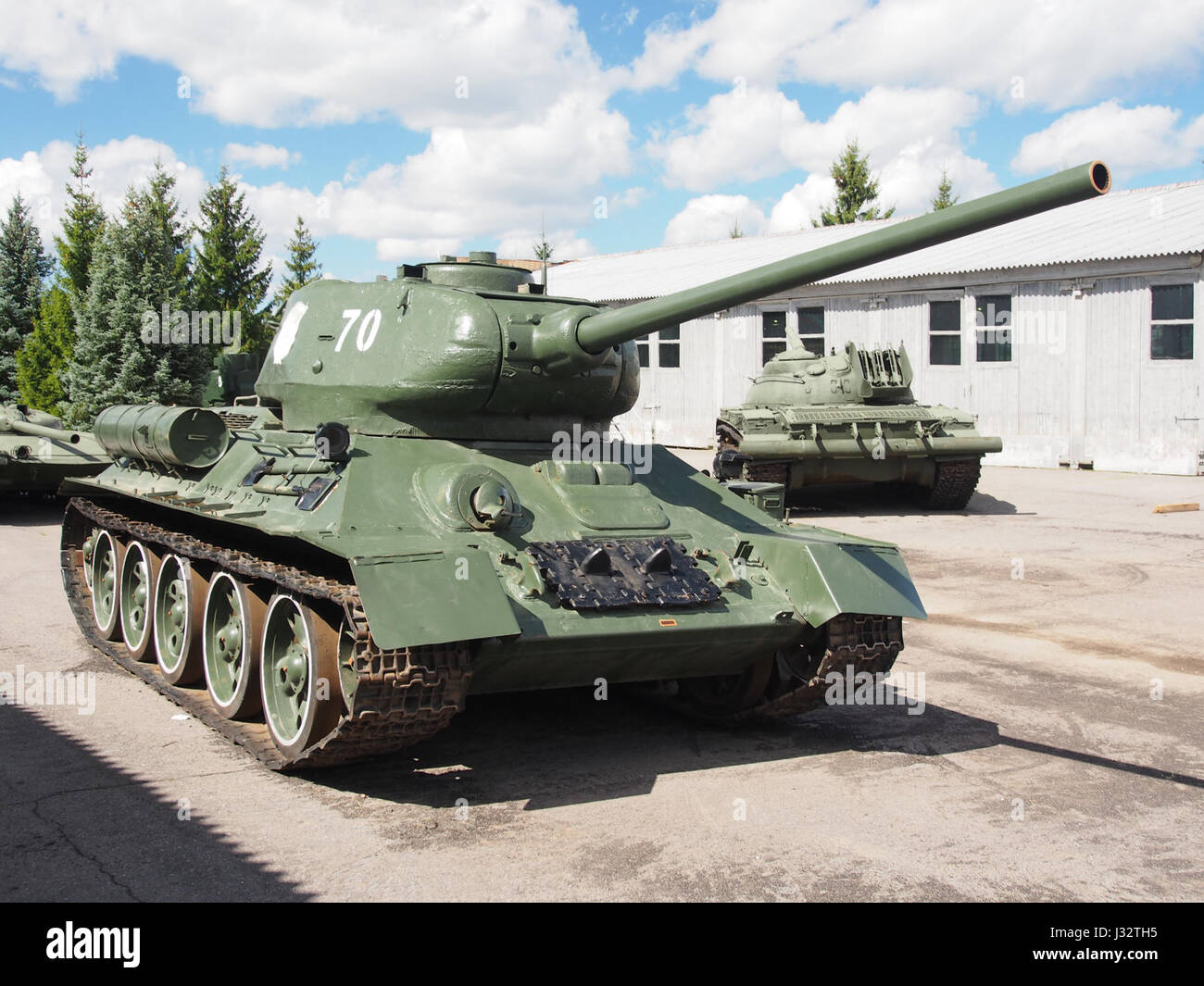 Il T-34-85, un carro armato medio sovietico utilizzato durante la guerra fredda, è esposto al Kubinka Tank Museum in Russia. Conosciuta per il suo ruolo chiave nella seconda guerra mondiale, rappresenta la storia militare, con la sua torretta iconica e il design robusto. Foto Stock