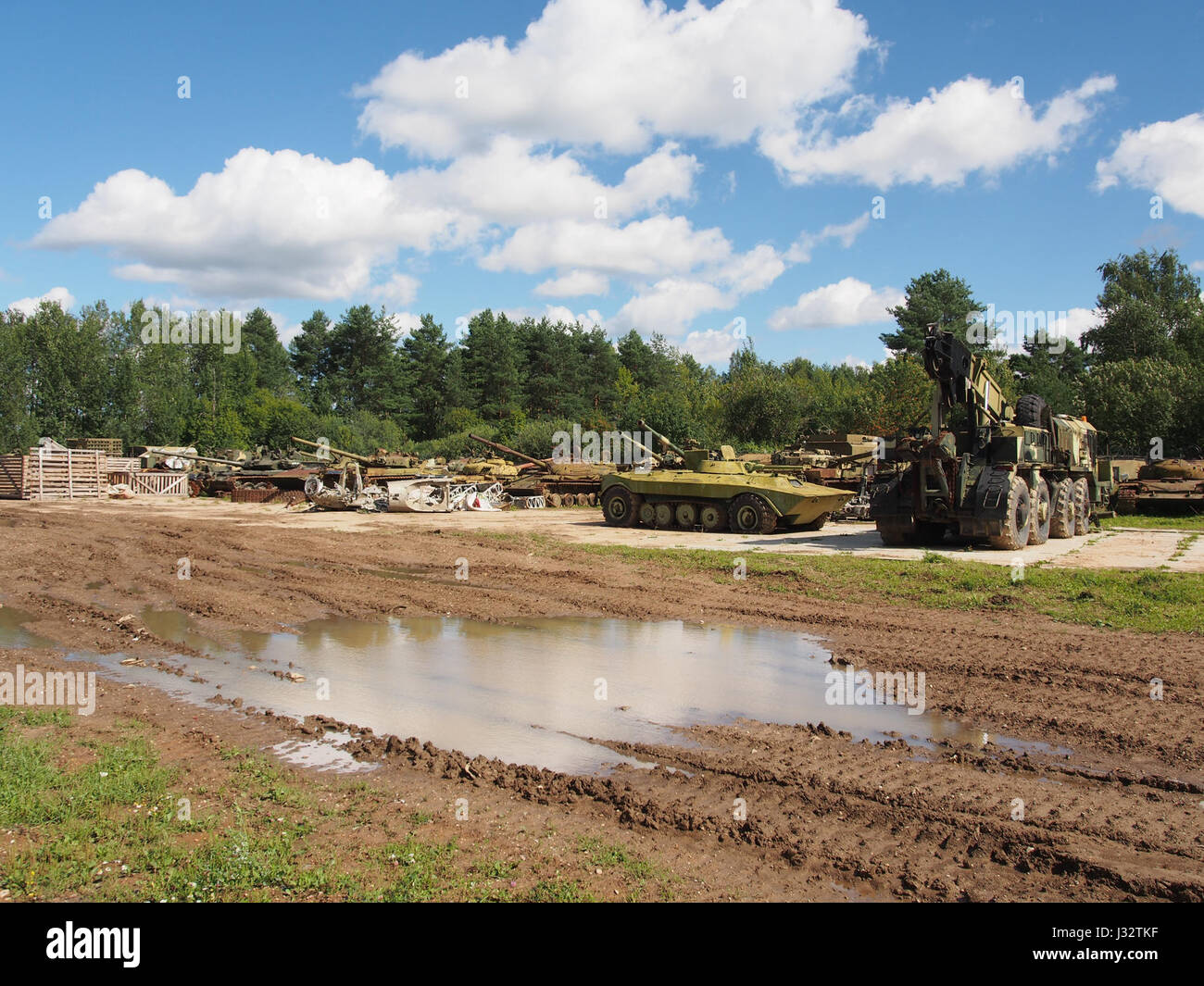 Il Kubinka Tank Museum, situato in Russia, presenta una vasta collezione di veicoli corazzati, che mostrano la tecnologia militare e la storia. Il cortile offre una vista di vari carri armati e attrezzature militari utilizzati nel corso della storia. Foto Stock