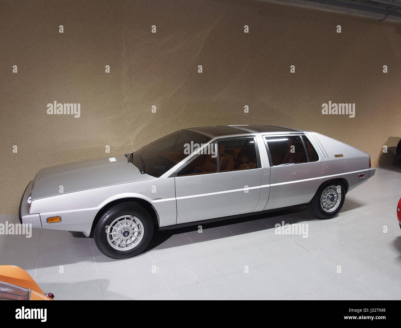 Questa immagine presenta la Maserati Medici Show car del 1974, una concept car disegnata da Maserati. Presenta le caratteristiche innovative del design e il lusso degli anni '1970 Foto Stock