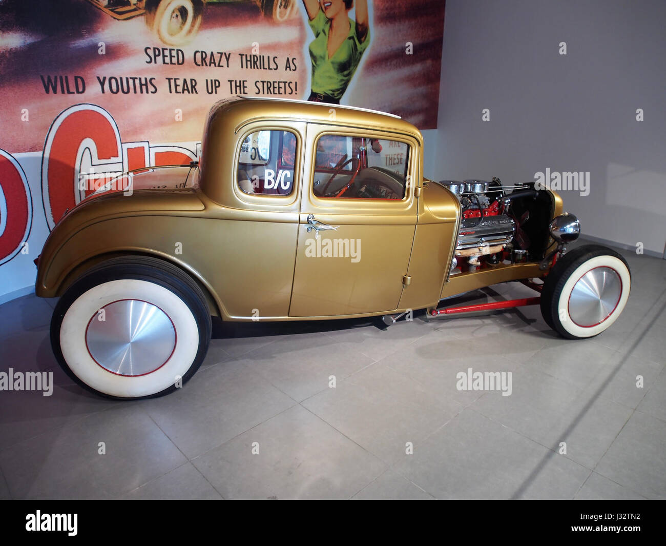 La Ford Model 18 coupé Golden Deuce del 1932 è dotata di un motore V8 da 5,7 litri che eroga 345 CV di potenza. Questa auto classica è nota per il suo design elegante e le prestazioni potenti. Foto Stock
