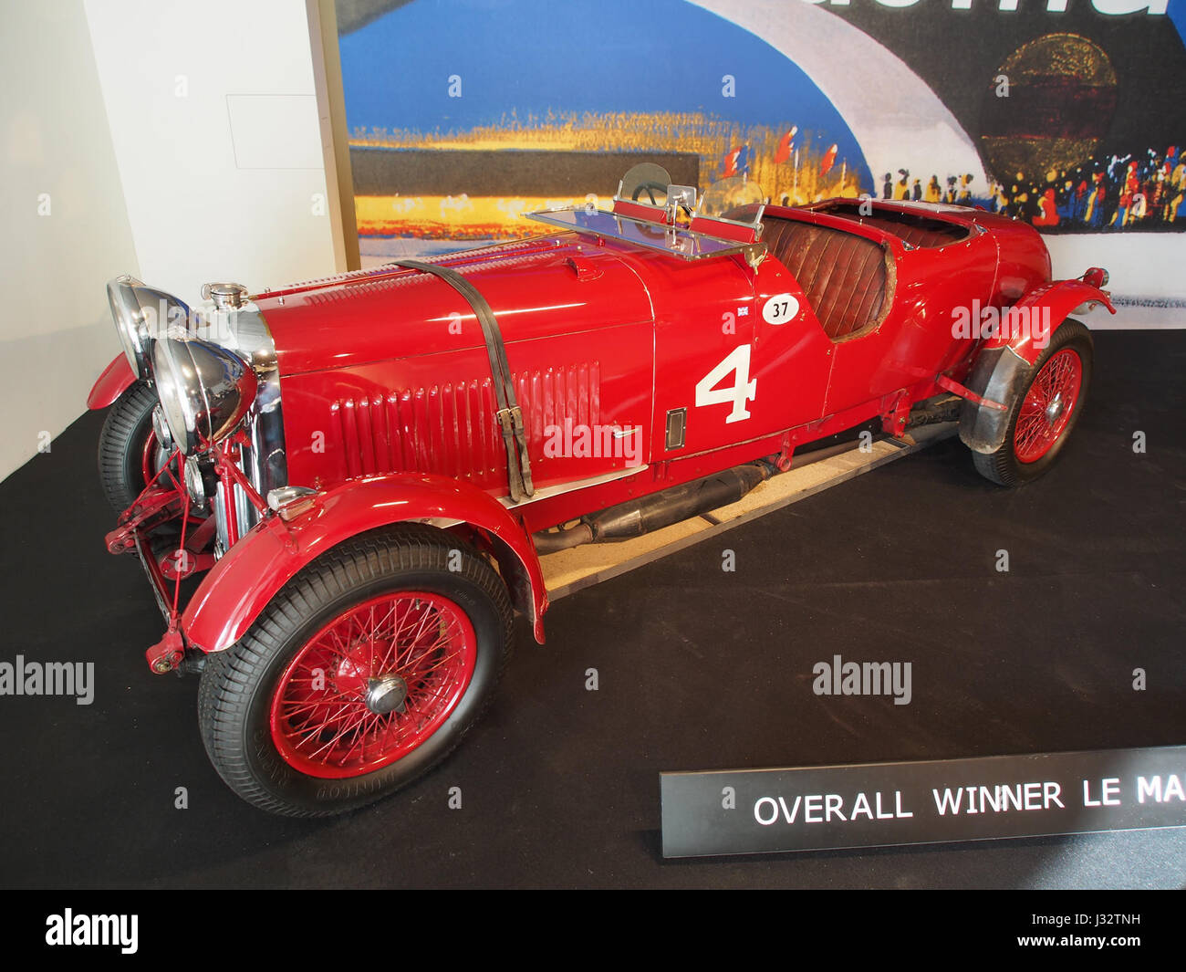 Questa fotografia mostra una Lagonda M45R del 1935, una classica auto di lusso britannica dotata di un motore da 4,5 litri a 6 cilindri, rinomata per le sue prestazioni e il design dell'era pre-bellica. Foto Stock