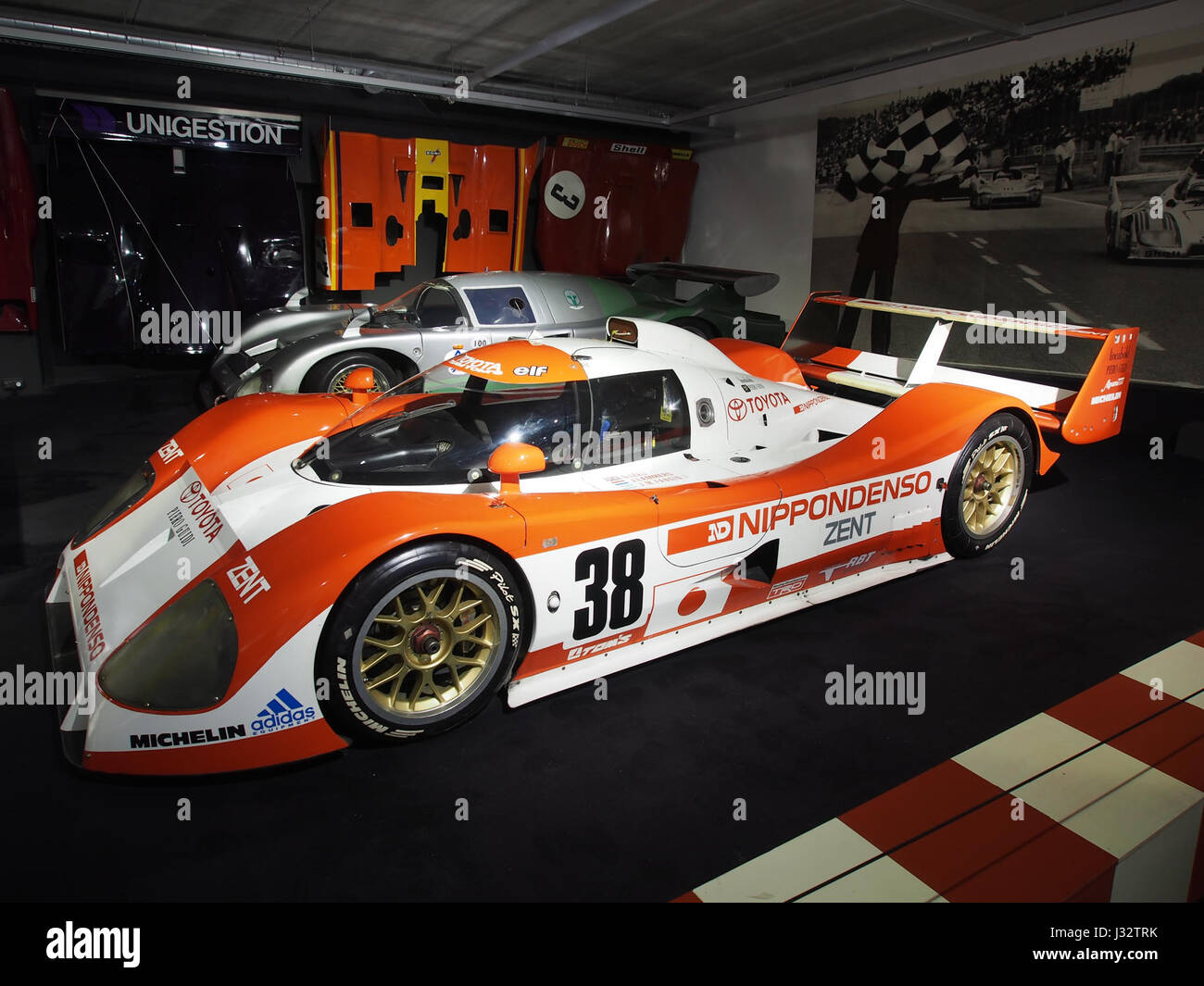 Una fotografia ad alta risoluzione della Toyota TS-010 del 1993, un'auto da corsa alimentata da un motore V10. La vettura è stata utilizzata nella 24 ore di le Mans ed è caratterizzata da un design aerodinamico ed elegante per le corse di resistenza. Foto Stock Una fotografia ad alta risoluzione della Toyota TS-010 del 1993, un'auto da corsa alimentata da un motore V10. La vettura è stata utilizzata nella 24 ore di le Mans ed è caratterizzata da un design aerodinamico ed elegante per le corse di resistenza. Foto Stock