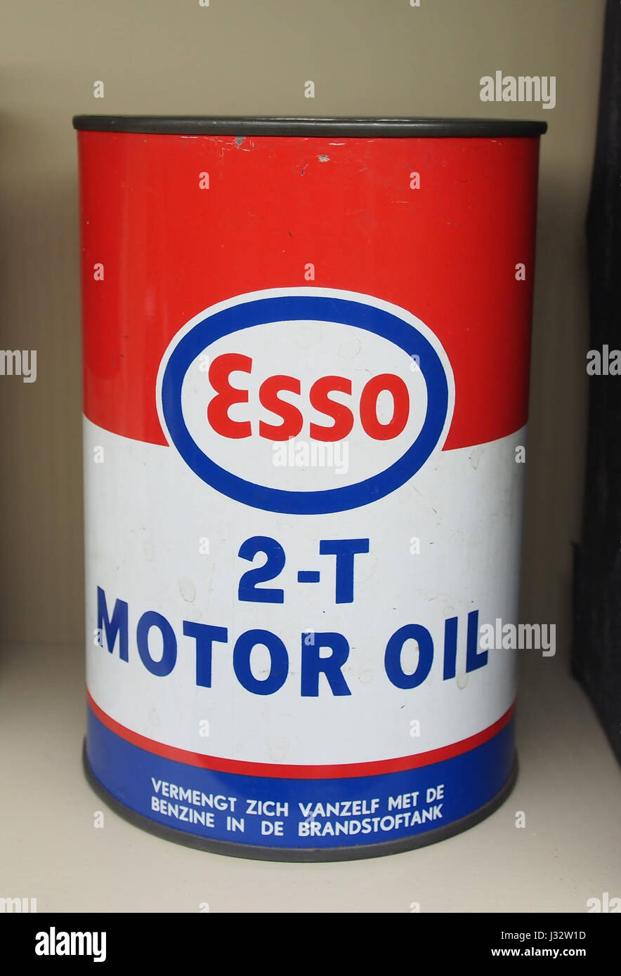 Un'immagine di un olio motore esso 2T, un prodotto progettato per motori a due tempi, spesso utilizzato in varie macchine e veicoli di piccole dimensioni. Foto Stock