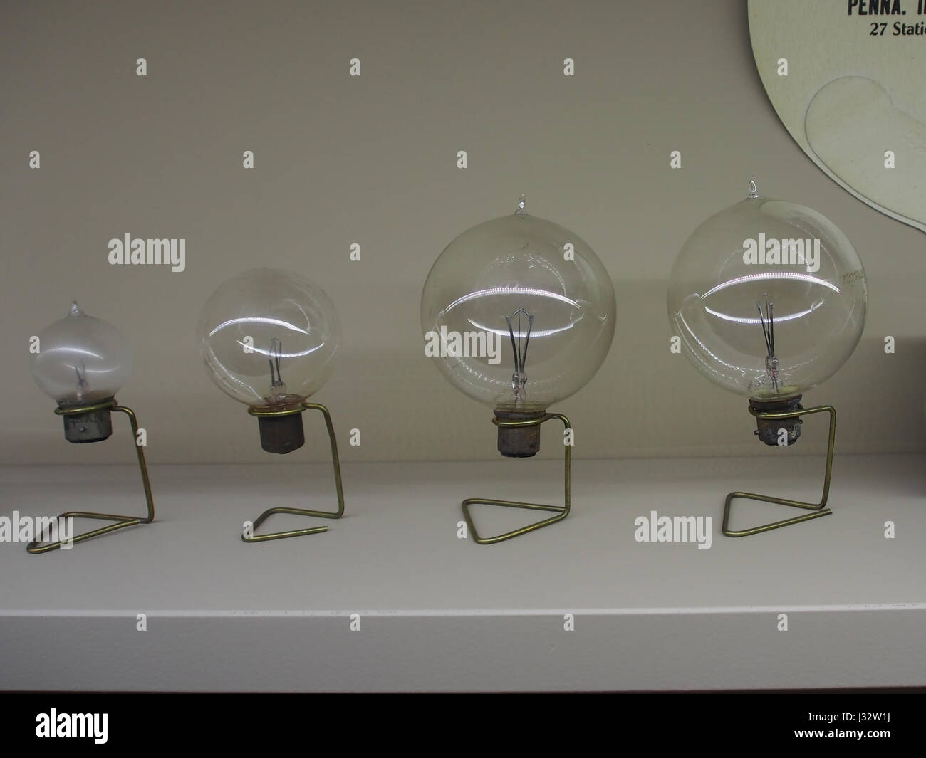 L'immagine raffigura probabilmente lampade per auto d'epoca che mostrano i vecchi sistemi di illuminazione del veicolo. Queste lampade riflettono la storia del design automobilistico, della tecnologia di illuminazione e dei progressi ingegneristici dei primi anni del XX secolo. Foto Stock