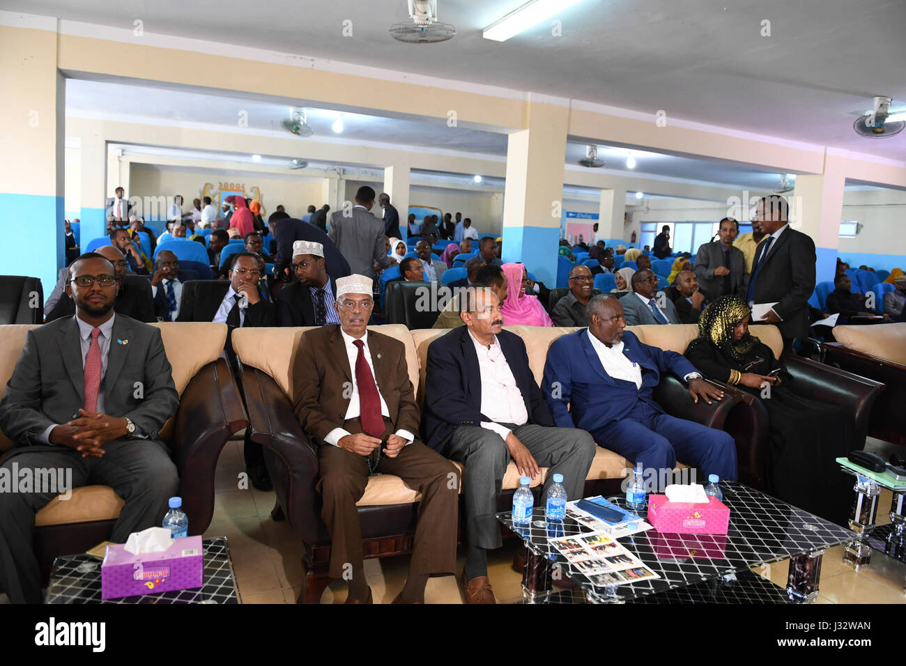I membri della camera del popolo in Somalia partecipano alle elezioni per il primo e secondo vicepresidente del Parlamento federale a Mogadiscio il 12 gennaio 2017. Le elezioni rappresentano un passo importante nel processo politico del paese. Foto Stock