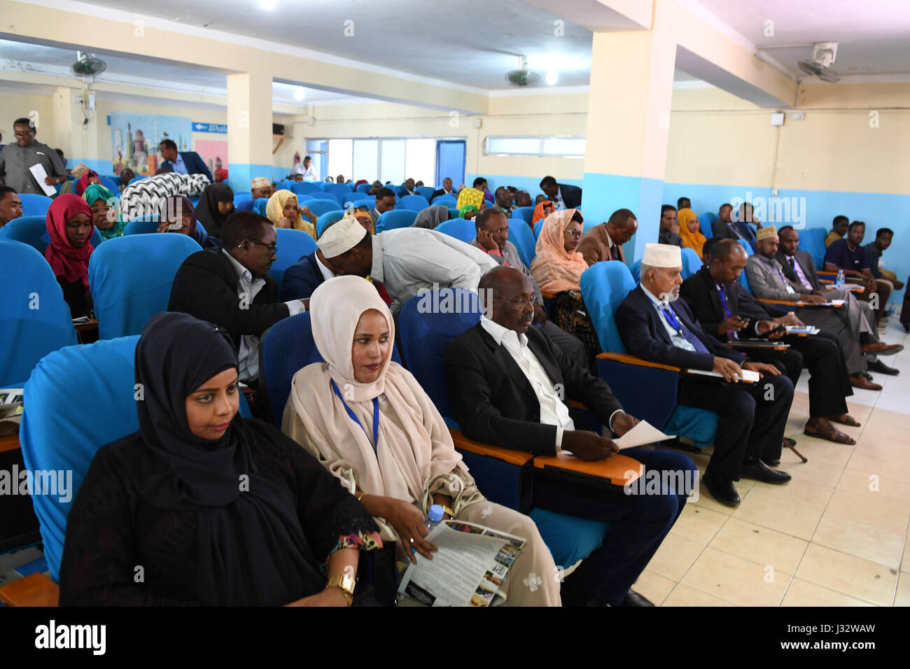 Questa fotografia cattura i membri della *Casa del popolo* durante le elezioni per il Vice Presidente del Parlamento federale a Mogadiscio, Somalia. L'immagine mette in evidenza il processo politico e l'impegno democratico nella governance della Somalia. Foto Stock