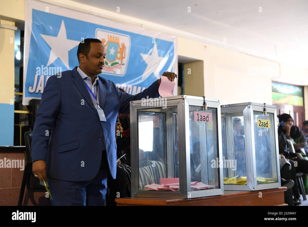 Un membro della camera del popolo a Mogadiscio, in Somalia, vota alle elezioni per il primo e il secondo vicepresidente del Parlamento federale il 12 gennaio 2017. Le elezioni facevano parte dei processi politici in corso in Somalia. Foto Stock