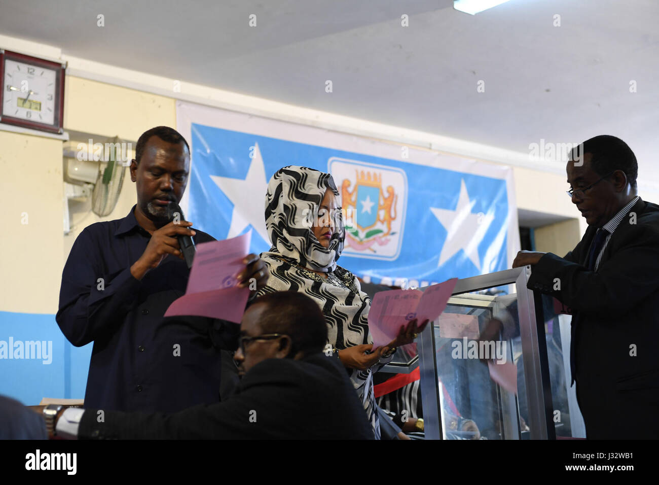 I membri di questa assemblea del popolo presiedere l elezione del vice altoparlanti della casa del popolo del Parlamento Federale a Mogadiscio, Somalia il 12 gennaio 2017. AMISOM foto / Omar Abdisalan Foto Stock