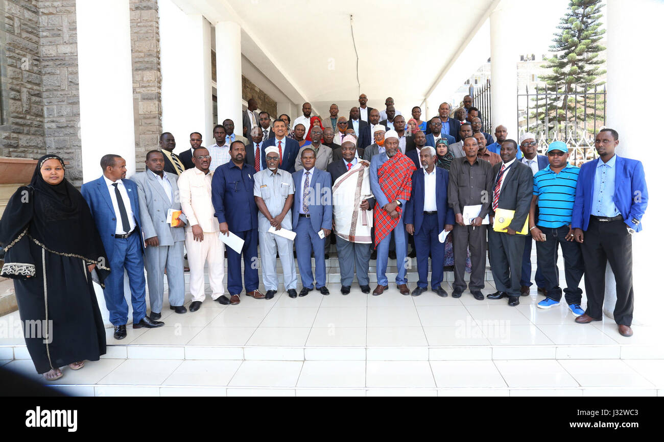 Il 14 marzo 2017, i membri dell'Assemblea regionale di Jubbaland hanno visitato l'Assemblea della Contea di Nairobi per un incontro di cortesia. La visita è stata segnata da una foto di gruppo scattata durante l'evento, che ha mostrato la collaborazione tra i due organi legislativi. Foto Stock