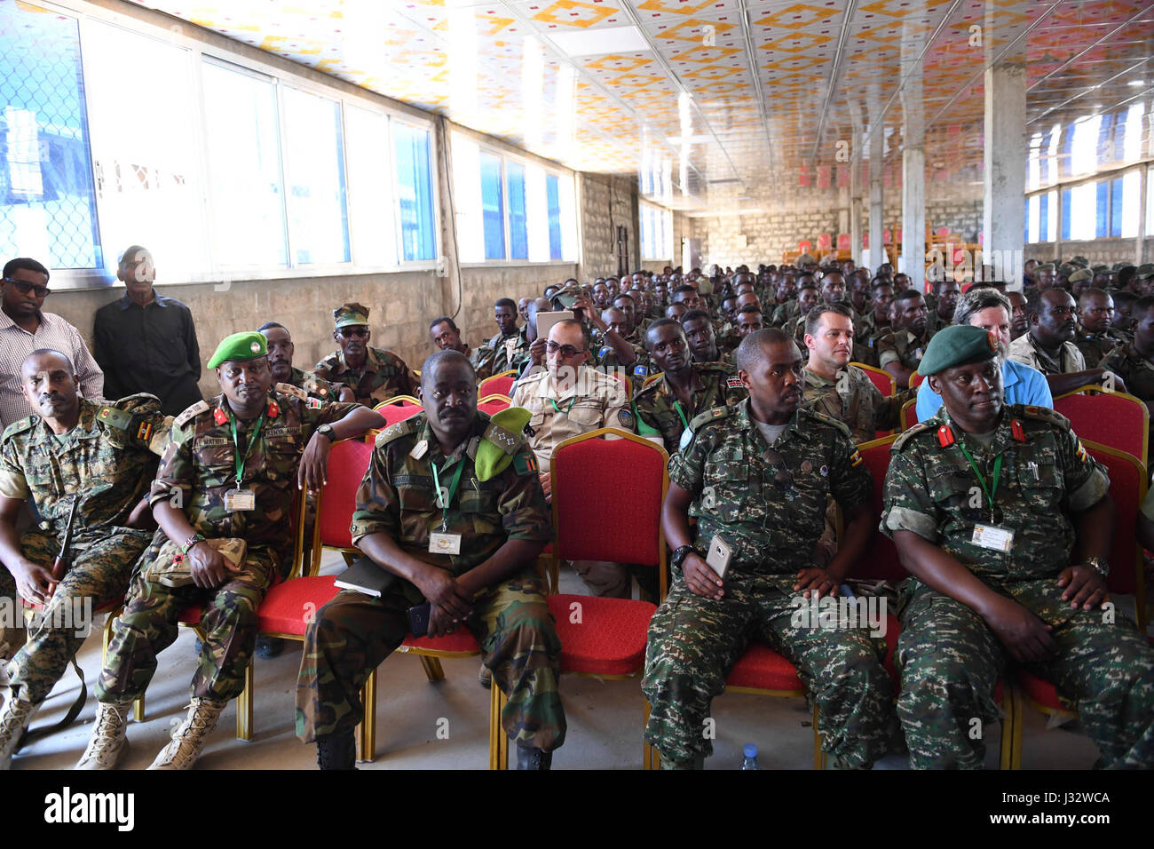 Il 14 gennaio 2017, gli ufficiali della missione dell'Unione africana in Somalia (AMISOM) hanno partecipato alla cerimonia di rilascio delle truppe dell'esercito nazionale somalo (SNA) presso il campo di addestramento del generale Dhegabadan a Mogadiscio. Foto Stock