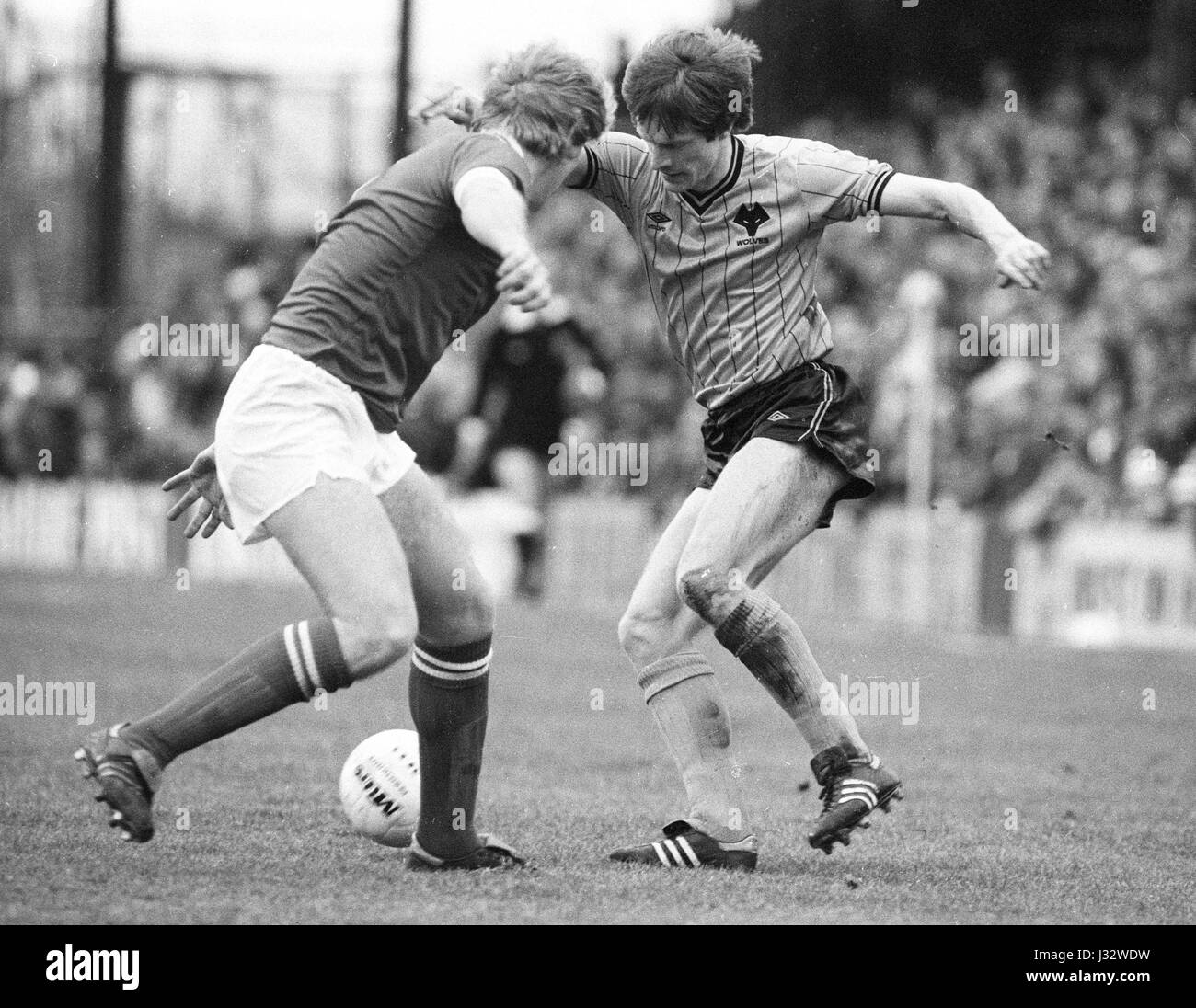 Il calciatore Mel vigilie in azione Barnsley v Wolverhampton Wanderers 5/2/83 Mel vigilie Foto Stock