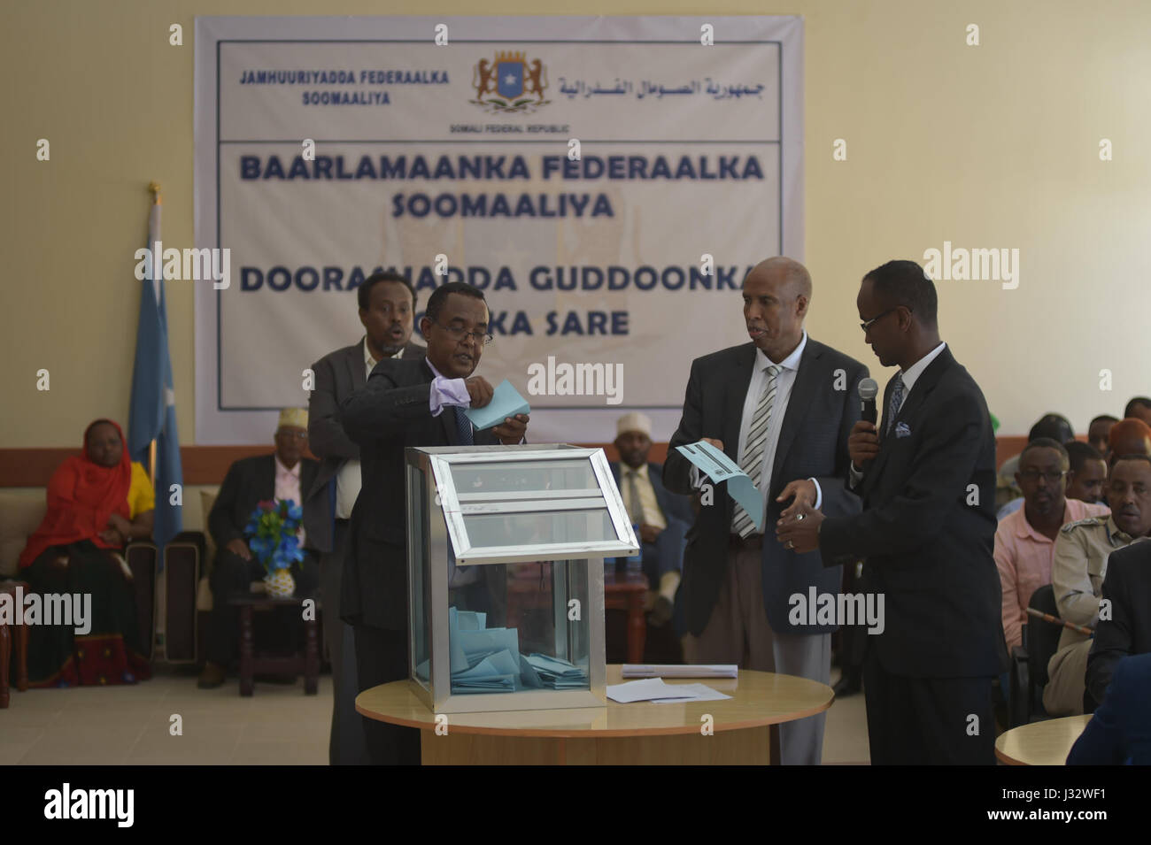 Elezione dei funzionari di Mogadiscio, Somalia, conteggio voti durante un'elezione nella Camera alta del Parlamento a determinare il loro oratore della casa superiore, come pure due Vice altoparlanti, il 22 gennaio 2017. AMISOM foto / Tobin Jones Foto Stock