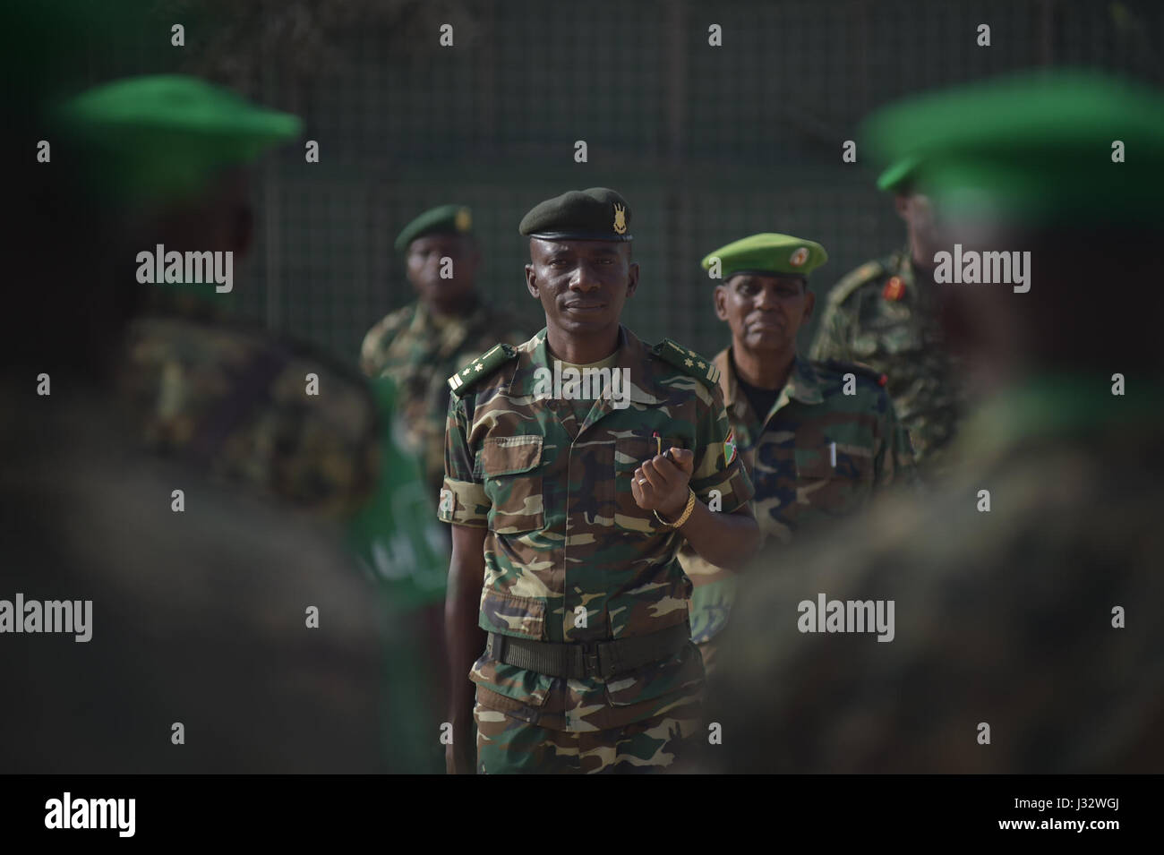 Il maggior generale Niyongabo, capo delle forze di difesa nazionali del Burundi, è accolto con una Guardia d'Onore presso il quartier generale dell'AMISOM a Mogadiscio. Questo evento riflette il coinvolgimento del Burundi nelle missioni di mantenimento della pace in Somalia. Foto Stock