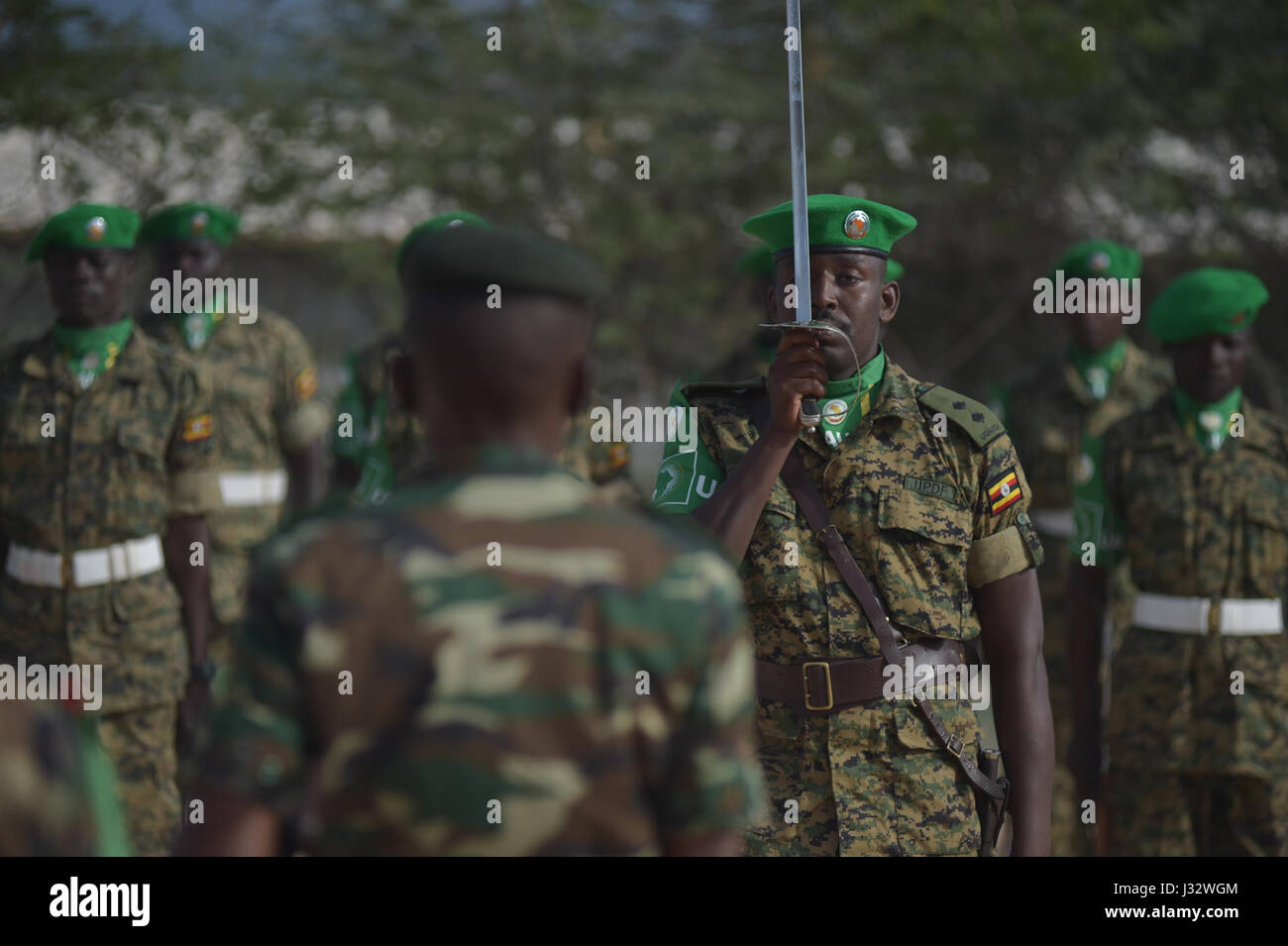 Il maggior generale Niyongabo, capo delle forze di difesa nazionali del Burundi, è accolto con una Guardia d’Onore presso il quartier generale dell’AMISOM a Mogadiscio, in Somalia, il 27 gennaio 2017, come parte degli sforzi di mantenimento della pace dell’AMISOM nella regione. Foto Stock