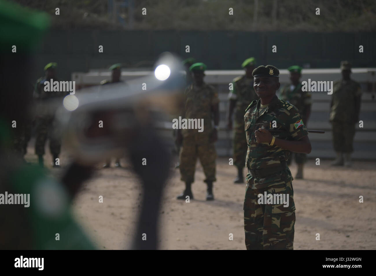 Il maggior generale Niyongabo, capo delle forze di difesa nazionali del Burundi, riceve una Guardia d'Onore presso il quartier generale dell'AMISOM a Mogadiscio. Questo evento, tenutosi il 27 gennaio 2017, mette in evidenza la cooperazione militare internazionale e il rispetto per la leadership nell'ambito della missione dell'Unione africana in Somalia (AMISOM). Foto Stock