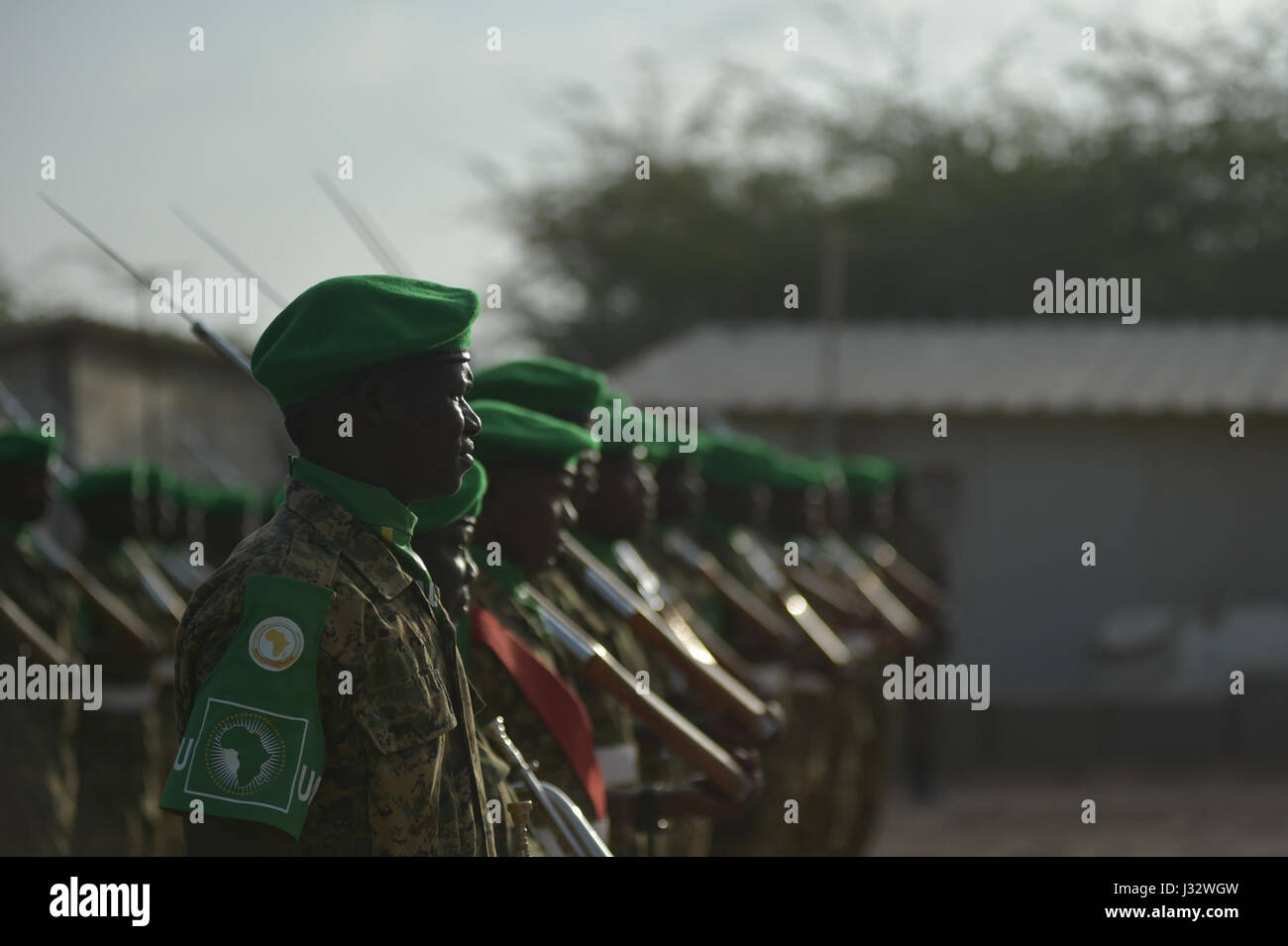 I soldati della missione dell'Unione africana in Somalia eseguono una Guardia d'Onore per il maggiore generale Niyongabo, capo delle forze di difesa nazionali del Burundi, presso il quartier generale dell'AMISOM a Mogadiscio il 27 gennaio 2017. Foto Stock