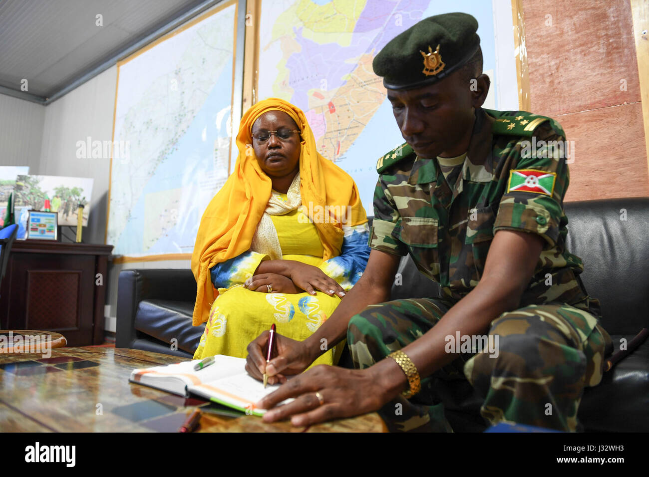 Il tenente generale primo Niyongabo del capo delle forze di difesa del Burundi firma il libro dei visitatori presso la sede dell'AMISOM durante un incontro con Lydia Wanyoto, DSRCC per la Somalia, a Mogadiscio il 29 gennaio 2017. L'evento riflette la cooperazione diplomatica e militare nella regione. Foto Stock