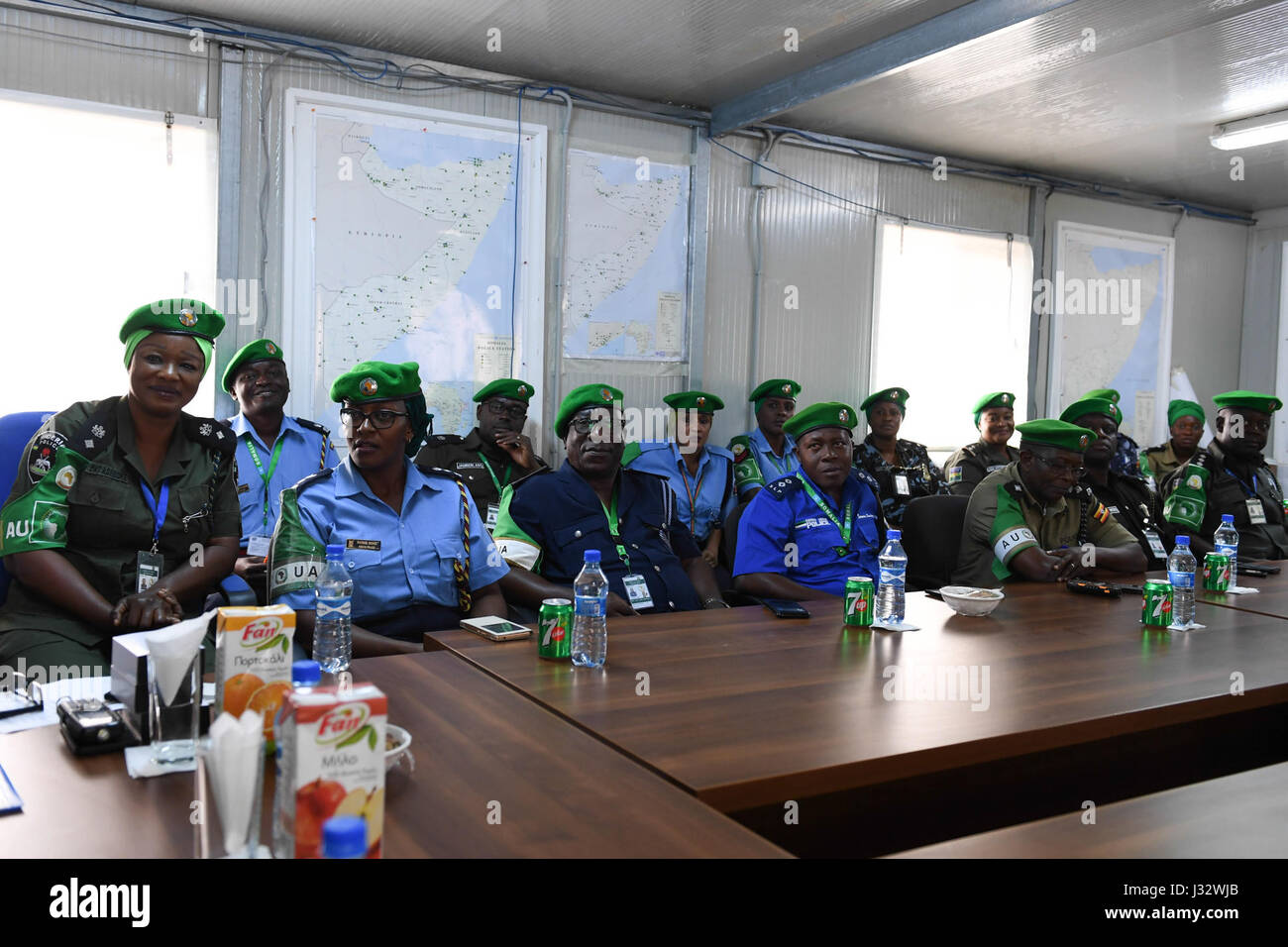 Gli ufficiali di polizia appartenente alla missione dell Unione Africana in Somalia (AMISOM) assistere ad una cerimonia di congedo per nigeriana per i singoli agenti di polizia (IPO) rotante fuori dopo due anni di servizio alla missione a Mogadiscio, Somalia, il 1 febbraio 2017. AMISOM foto / Omar Abdisalan Foto Stock