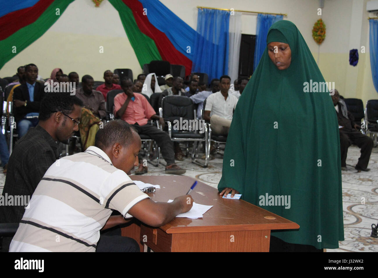 Un delegato della carta di identità viene verificata durante la ripetizione di una delle sedi di compensati per il Sud Ovest stato in Baidoa, Somalia il 2 febbraio 2016. AMISOM foto / Abdikarim Mohamed Foto Stock