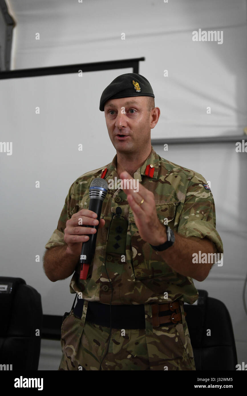 Il comandante delle forze britanniche, colonnello John Wakelin parla durante la cerimonia di apertura di un seminario a neutralizzare gli ordigni esplosivi improvvisati (IED) a Mogadiscio, Somalia il 6 febbraio 2017. AMISOM foto / Omar Abdisalan Foto Stock