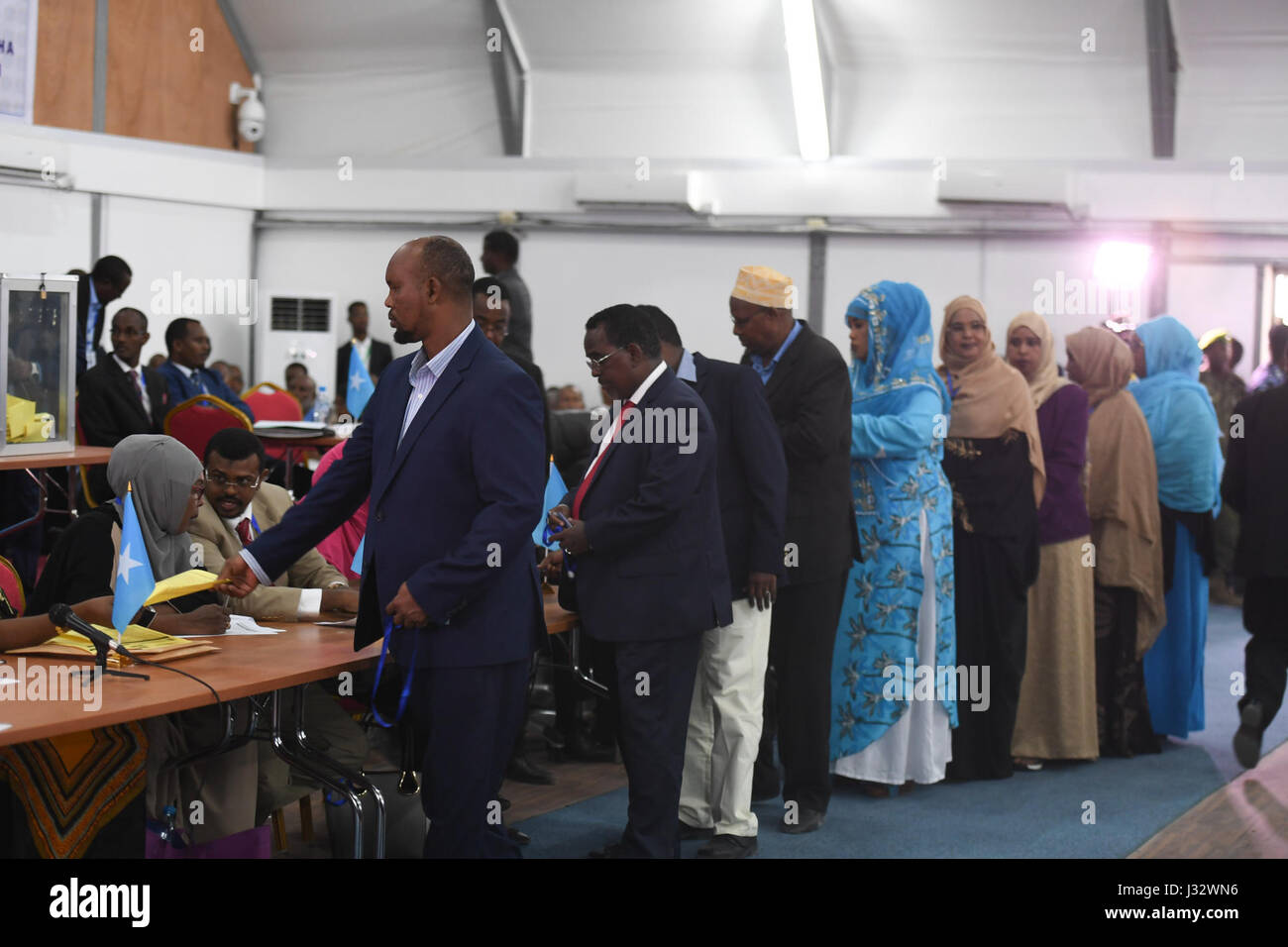 L'8 febbraio 2017, membri del Parlamento federale della Somalia hanno partecipato alle elezioni presidenziali all'aeroporto di Mogadiscio. Mohamed Abdullahi Farmajo è stato eletto nuovo presidente della Somalia, segnando un momento significativo nella storia politica del paese. Foto Stock