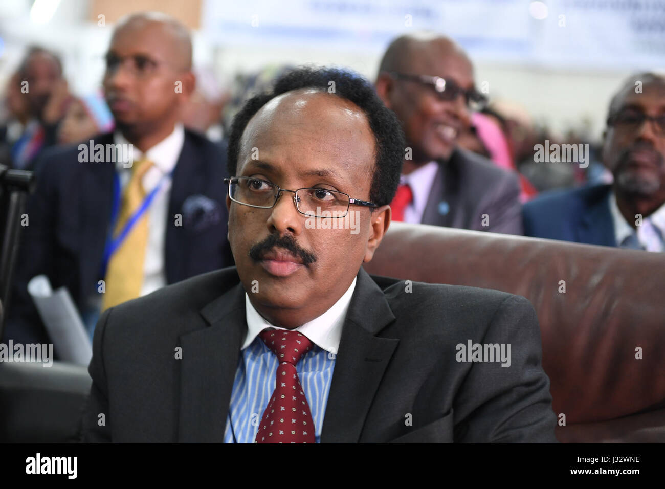 Mohamed Abdullahi Farmajo, Presidente della Somalia, ascolta attentamente durante il conteggio delle elezioni presidenziali all'hangar dell'aeroporto di Mogadiscio l'8 febbraio 2017. Farmajo è stato dichiarato vincitore dopo che Hasan Sheikh Mohamud ha ceduto. Foto Stock
