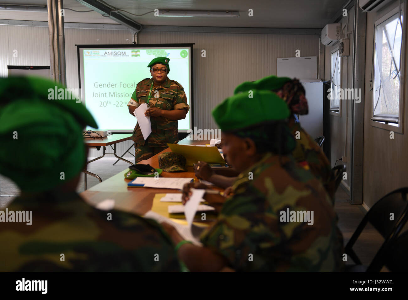 Il maggiore Bupe Chanda, l'ufficiale di genere presso il quartier generale della forza AMISOM, tiene un discorso durante un workshop di formazione per le persone di sesso maschile presso la JMTC di Mogadiscio. L'evento evidenzia l'impegno dell'AMISOM a favore della parità di genere e della promozione dei diritti delle donne nell'ambito delle operazioni di mantenimento della pace. Foto Stock