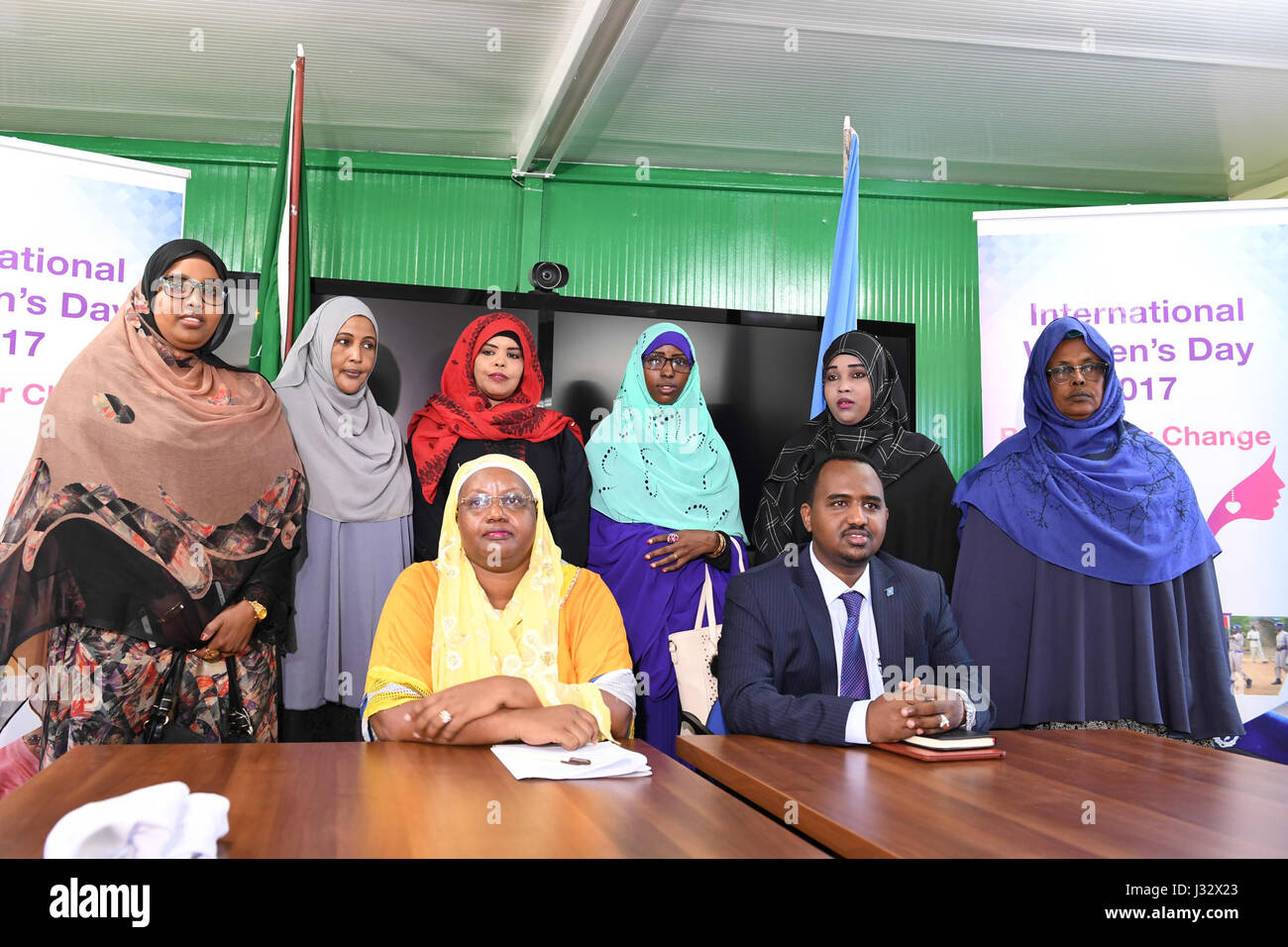 Questa foto di gruppo scattata a Mogadiscio, Somalia, il 6 marzo 2017, mostra i dati chiave del governo somalo e della Commissione dell'Unione africana che discutono dei diritti delle donne e delle questioni relative ai diritti umani durante una conferenza stampa. Foto Stock