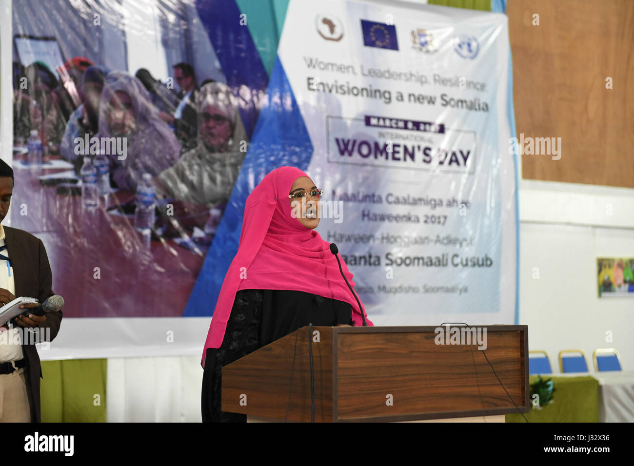 Asha Koos Mohamed, membro del Parlamento federale somalo, si rivolge alla folla alle celebrazioni della giornata internazionale della donna a Mogadiscio l'8 marzo 2017, sottolineando i diritti delle donne e l'emancipazione in Somalia. Foto Stock