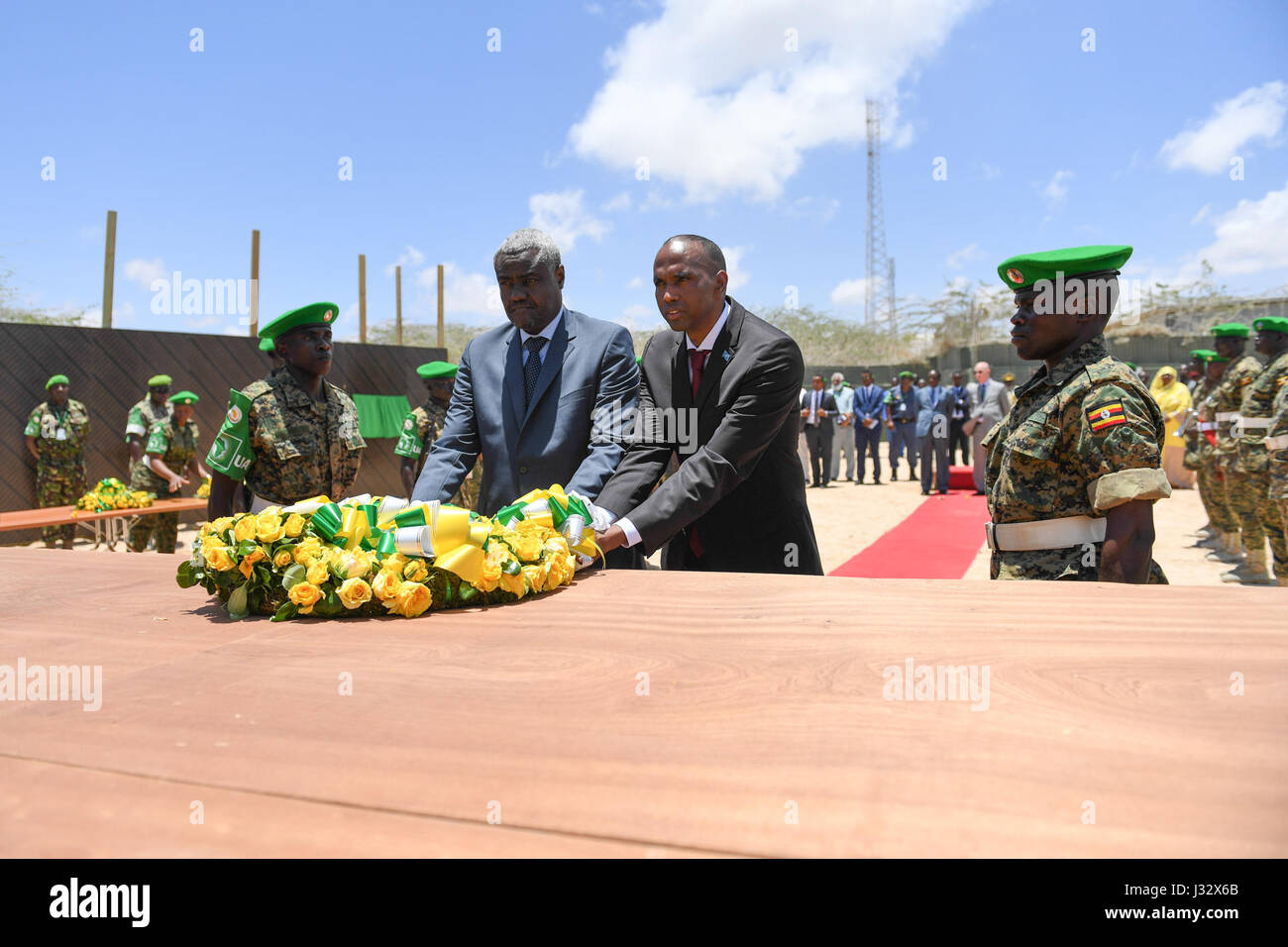 Questa foto cattura un momento significativo durante la prima visita di *H.E. Moussa Faki Mahamat*, presidente della Commissione dell'Unione africana, in Somalia. Lui e *Hassan Ali Kheyre*, primo Ministro della Somalia, hanno deposto una corona presso il quartier generale della forza AMISOM per onorare i sacrifici fatti dai peacekeepers in Somalia. Foto Stock