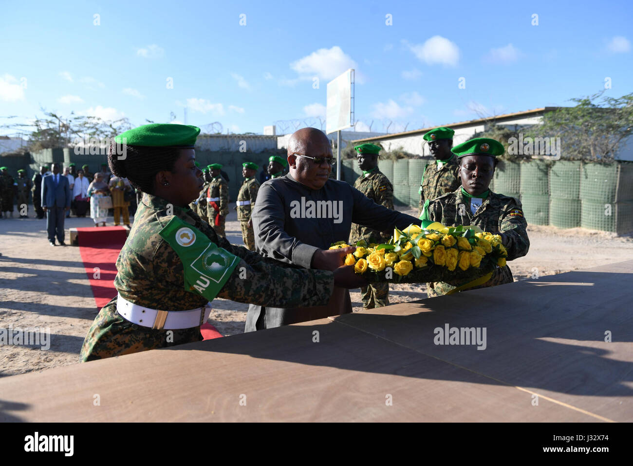 L'ambasciatore Ndumiso Ntshinga, presidente del Consiglio per la pace e la sicurezza dell'Unione africana, posa una corona presso la sede dell'AMISOM in Somalia il 23 marzo 2017. Il gesto onora il personale scomparso dell'AMISOM che ha sacrificato la propria vita nel perseguimento della pace in Somalia, riflettendo l'impegno internazionale per la stabilità nella regione. Foto Stock